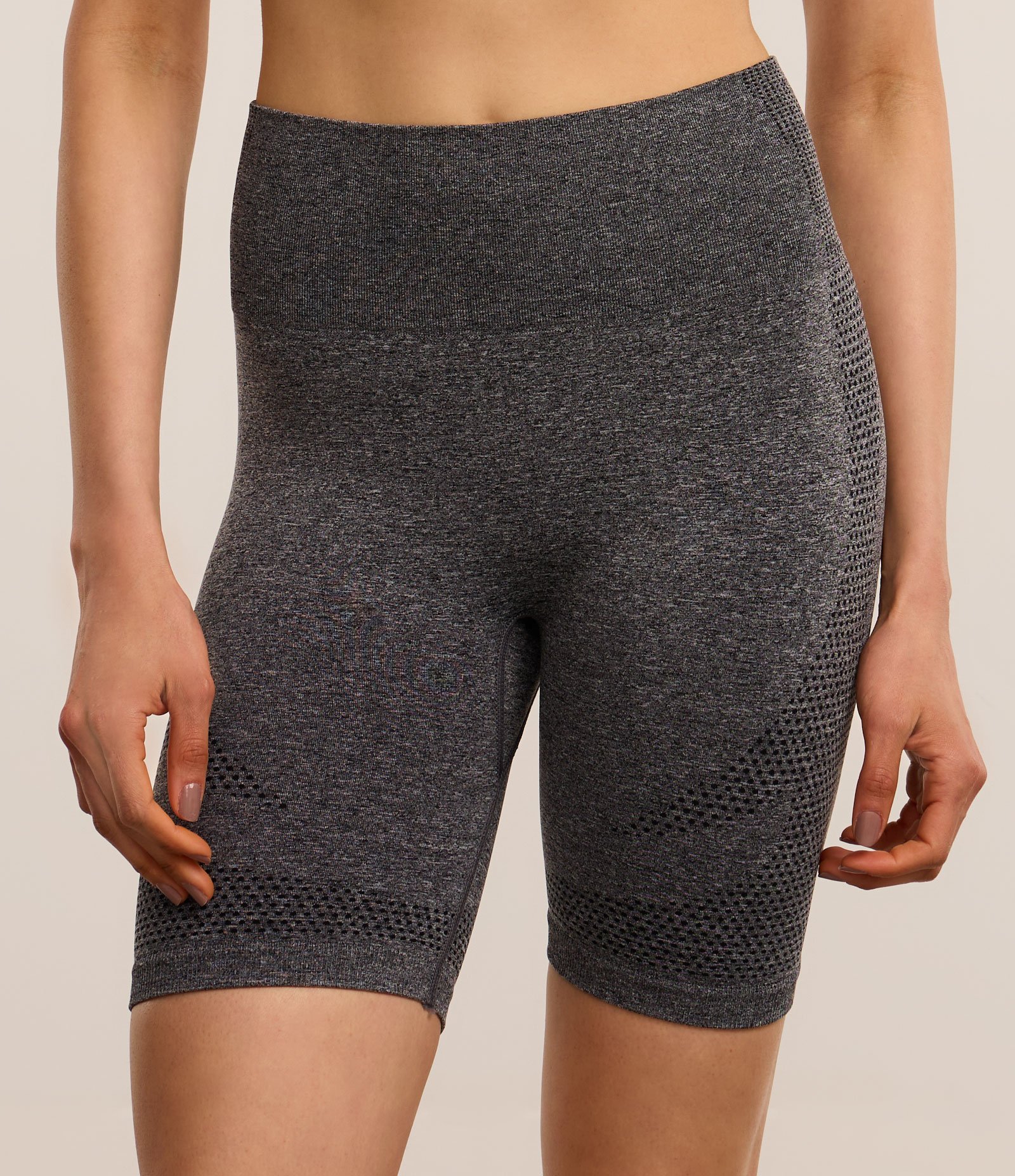 Bermuda Esportiva Seamless com Recortes Texturizados e Efeito Empina Bumbum Cinza 2