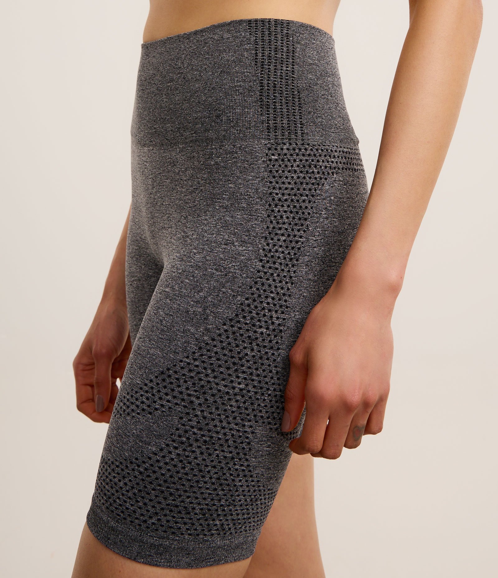 Bermuda Esportiva Seamless com Recortes Texturizados e Efeito Empina Bumbum Cinza 3