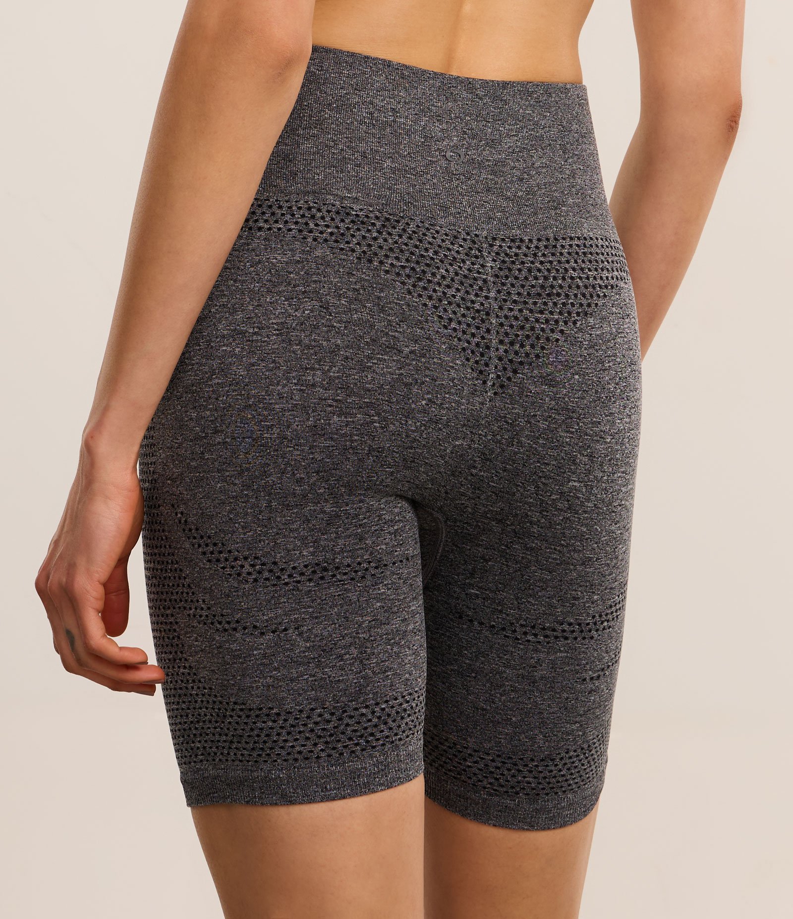 Bermuda Esportiva Seamless com Recortes Texturizados e Efeito Empina Bumbum Cinza 4