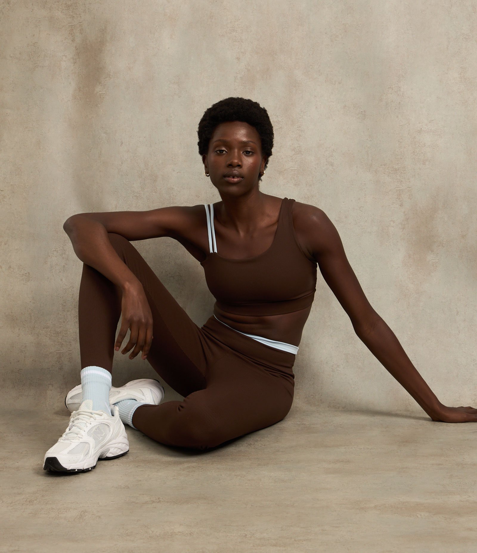 Top Esportivo em Microfibra com Alças Assimétricas Marrom 4