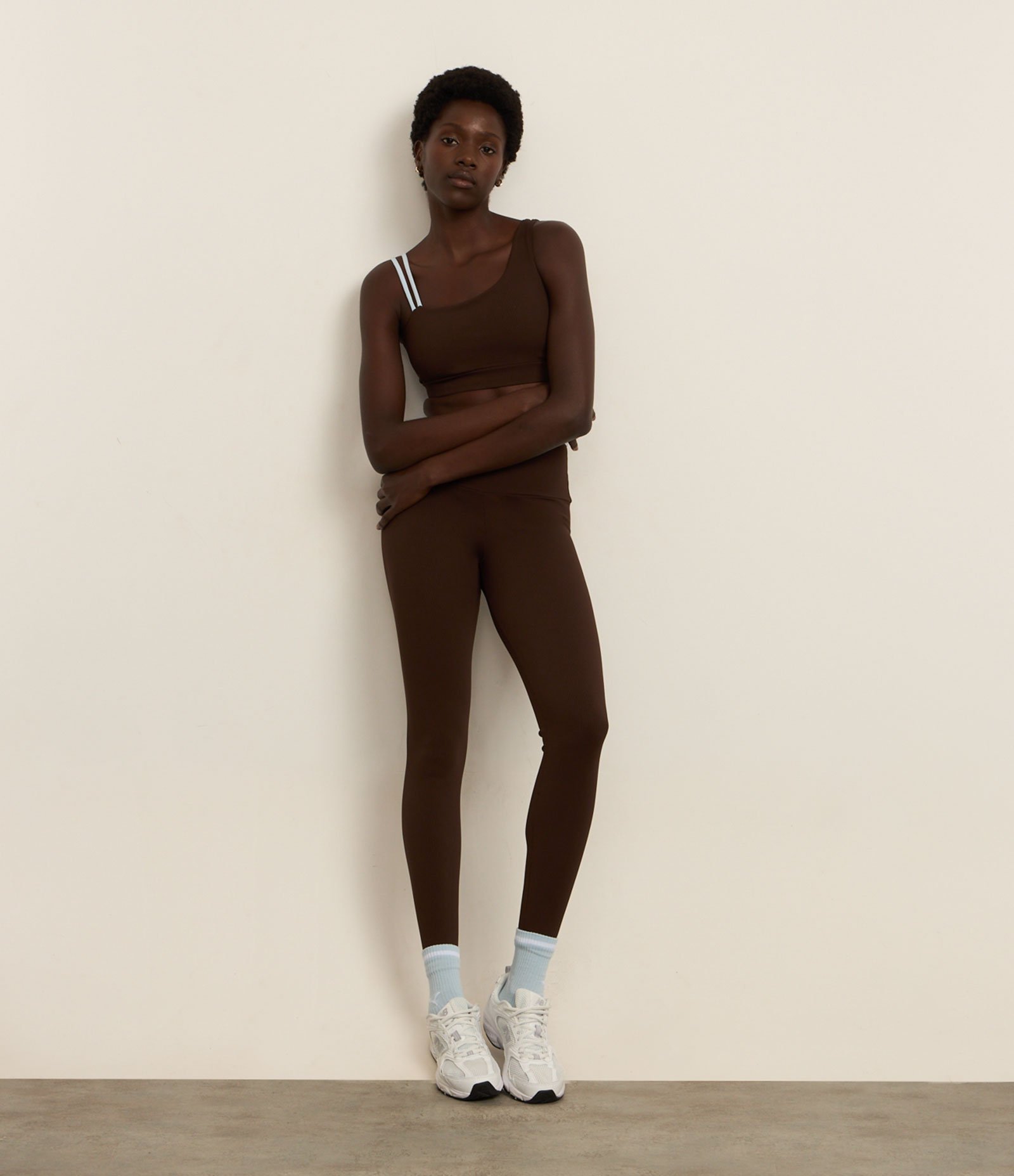 Top Esportivo em Microfibra com Alças Assimétricas Marrom 2