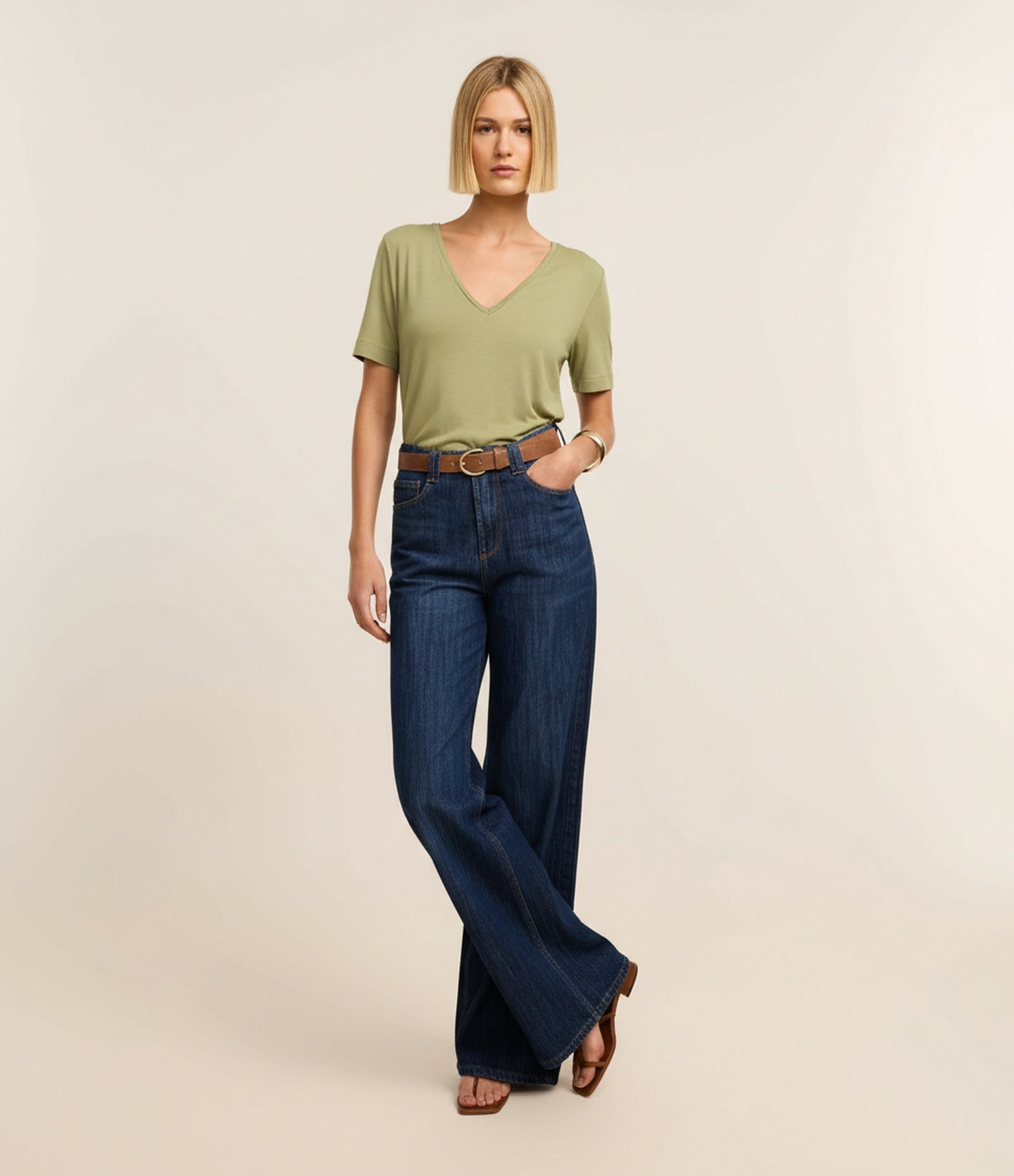 Blusa Básica em Viscose com Decote V Verde 4