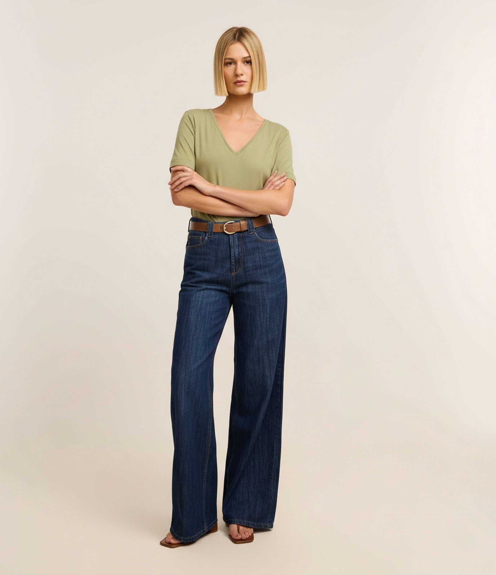 Blusa Básica em Viscose com Decote V Verde 6