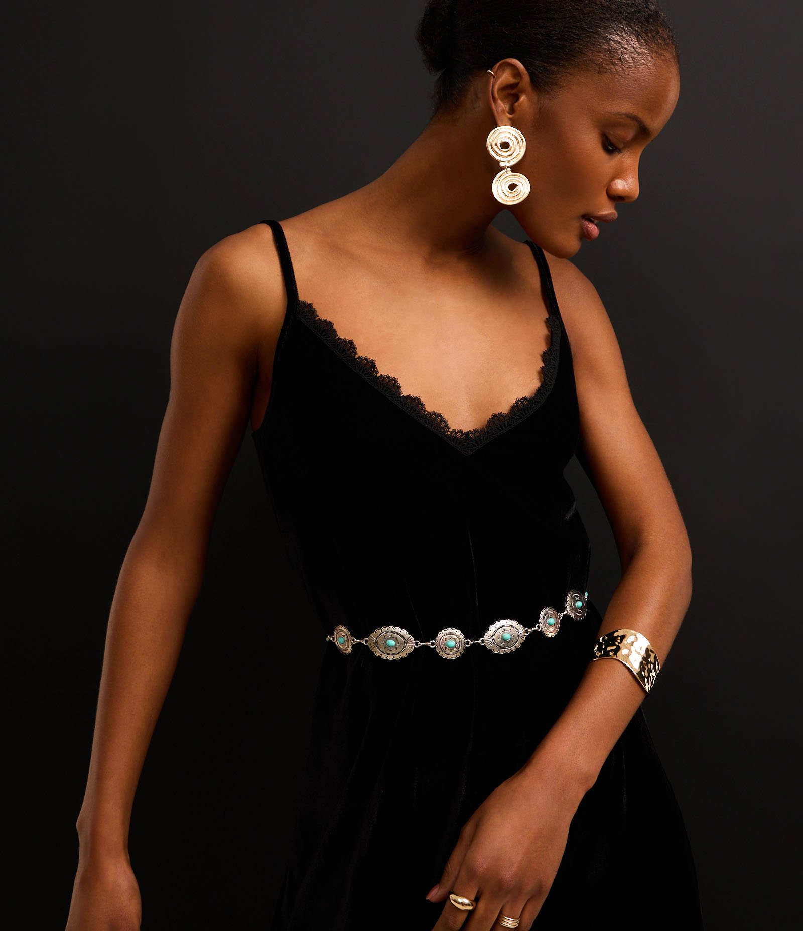 Vestido Reto Midi em Veludo com Renda do Decote Preto 7