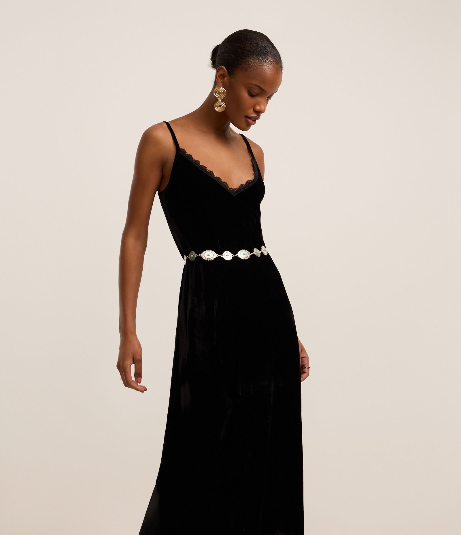 Vestido Reto Midi em Veludo com Renda do Decote Preto 1