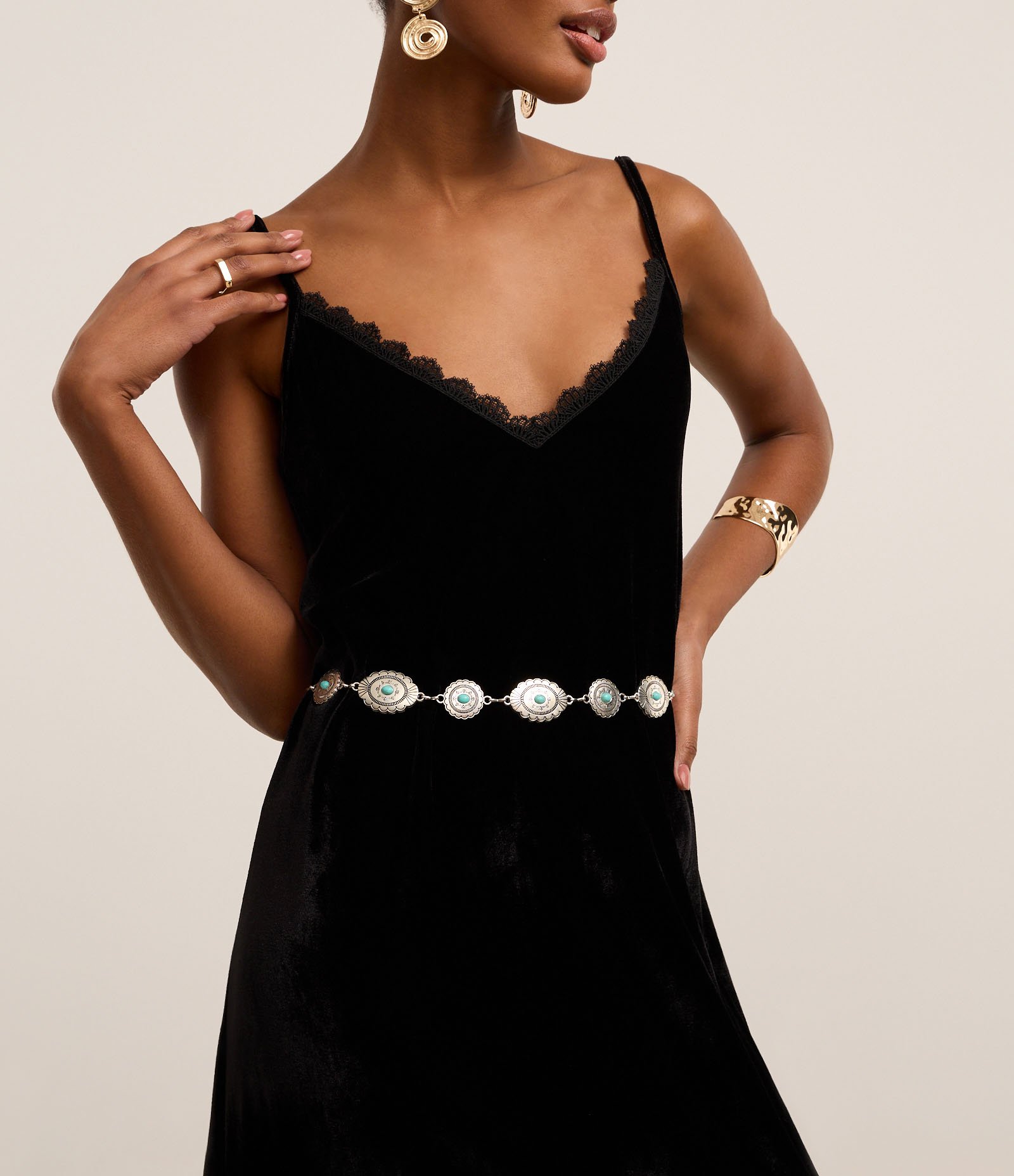 Vestido Reto Midi em Veludo com Renda do Decote Preto 3