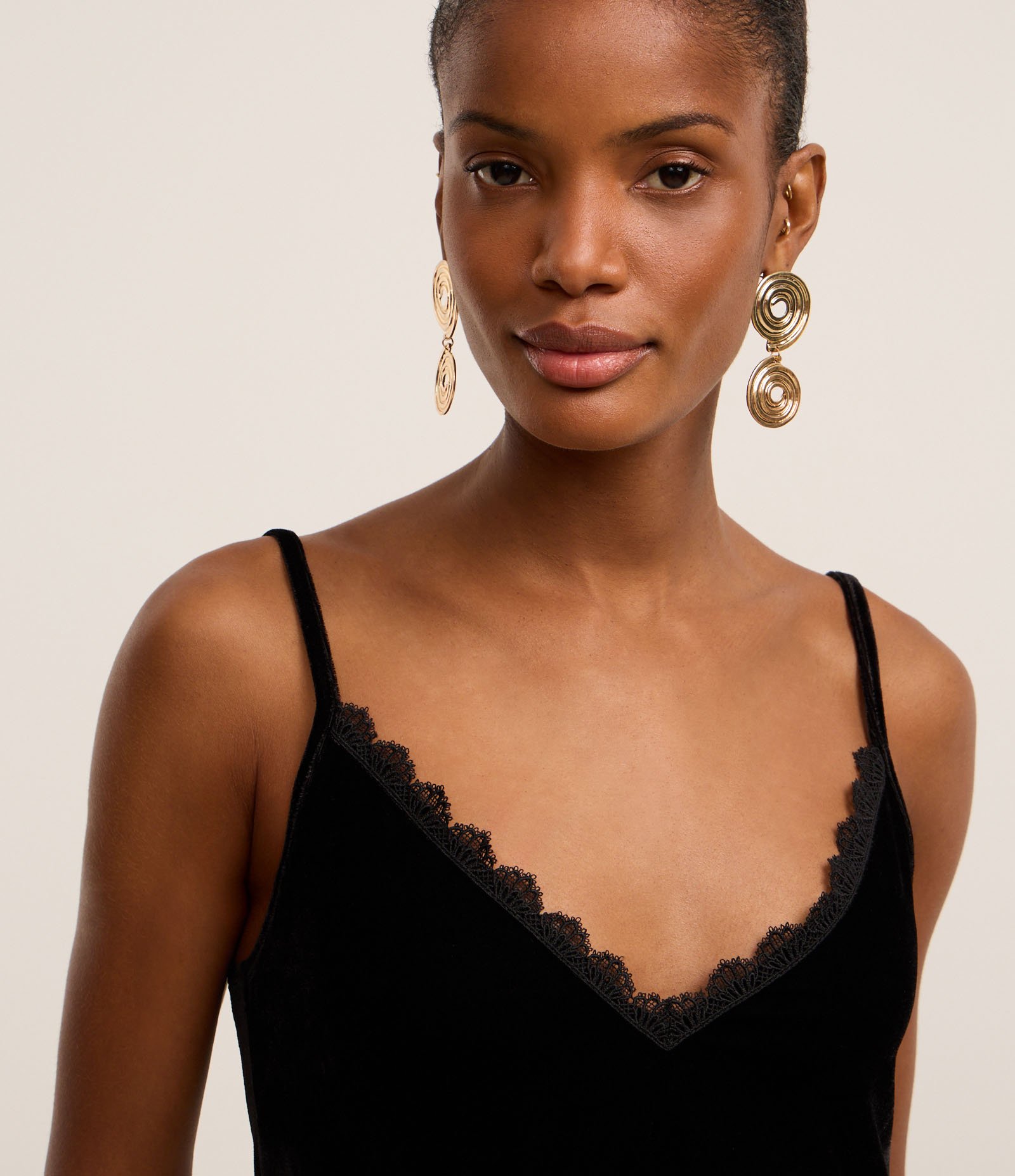 Vestido Reto Midi em Veludo com Renda do Decote Preto 4