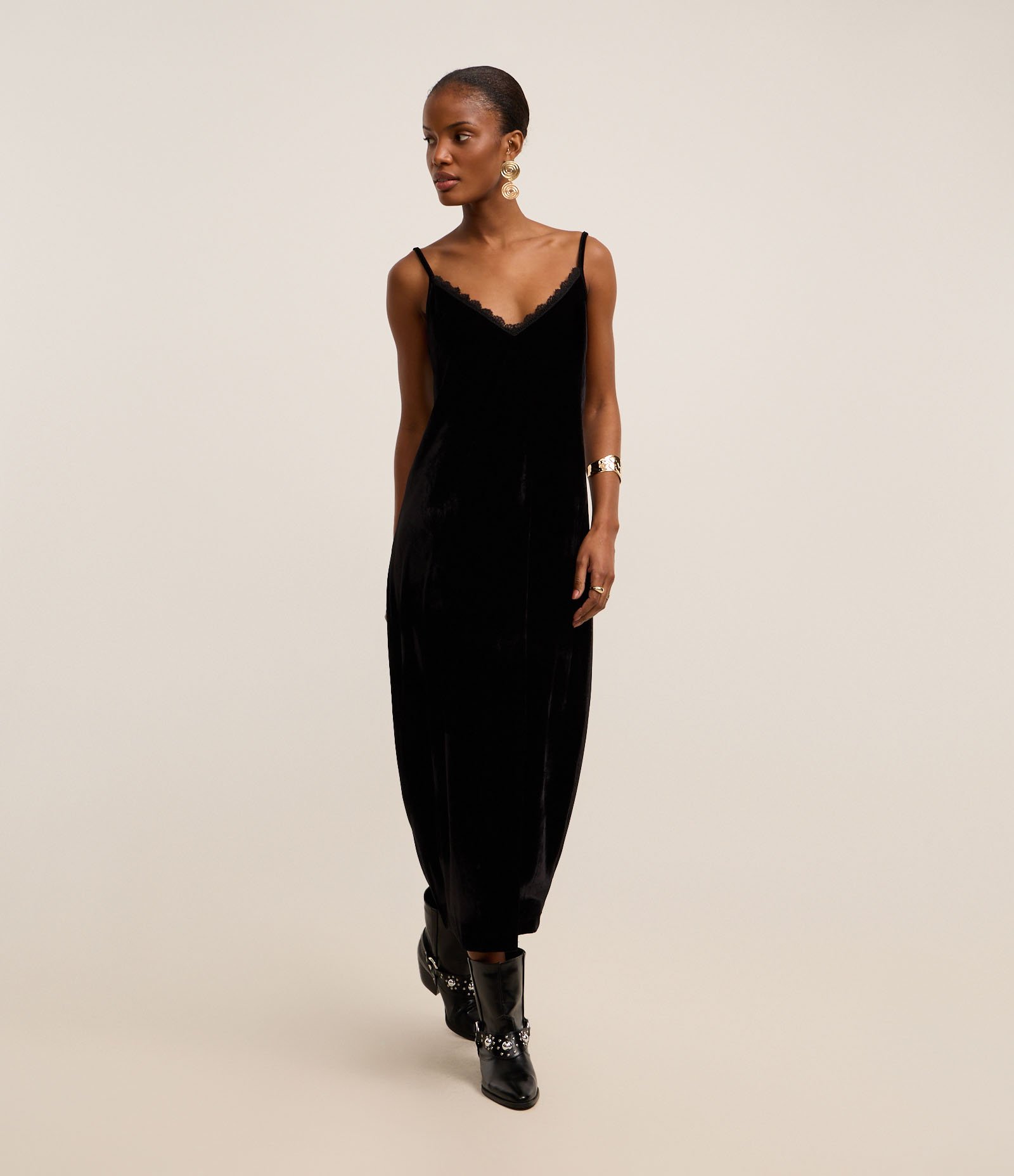 Vestido Reto Midi em Veludo com Renda do Decote Preto 5