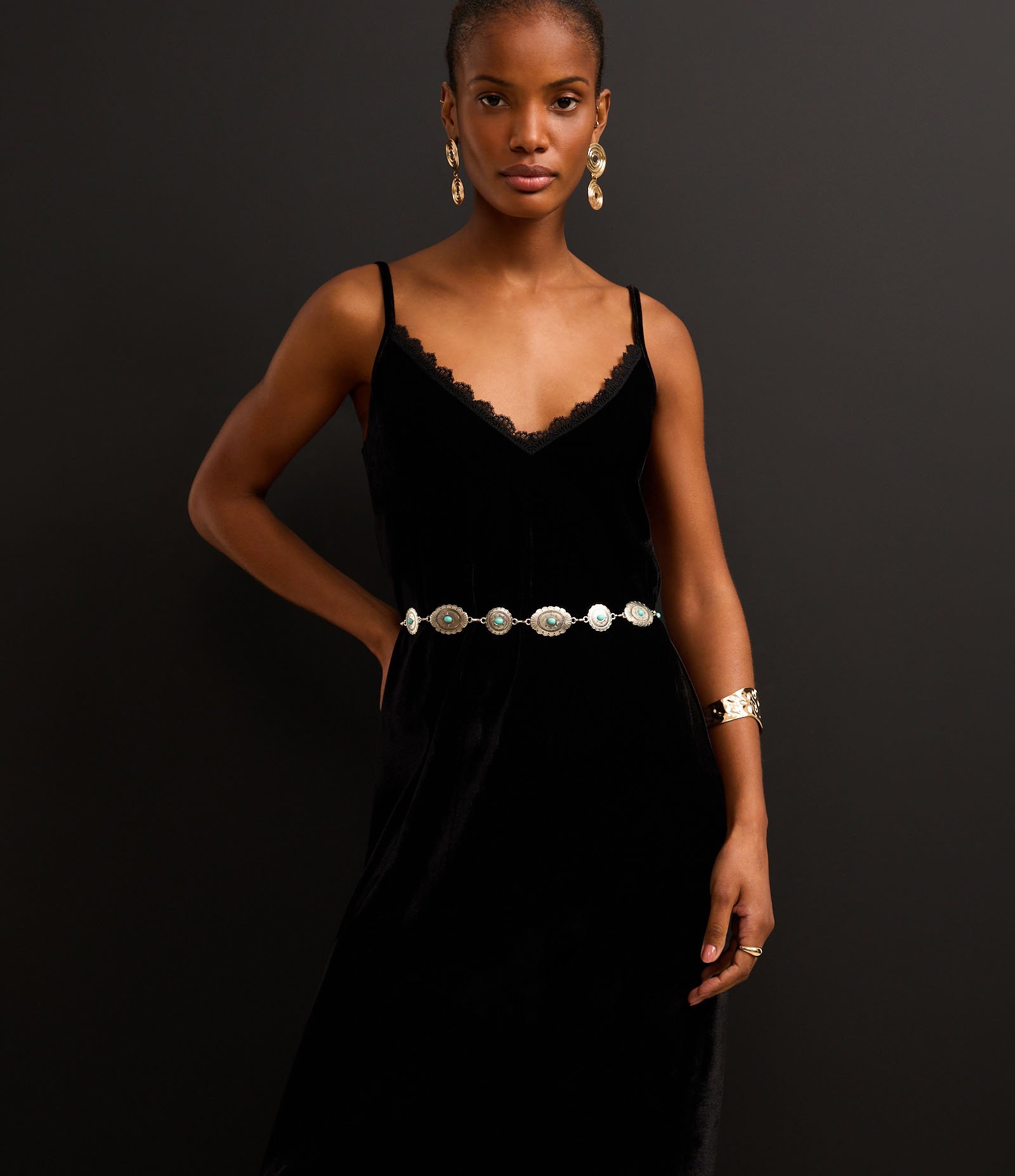 Vestido Reto Midi em Veludo com Renda do Decote Preto 6