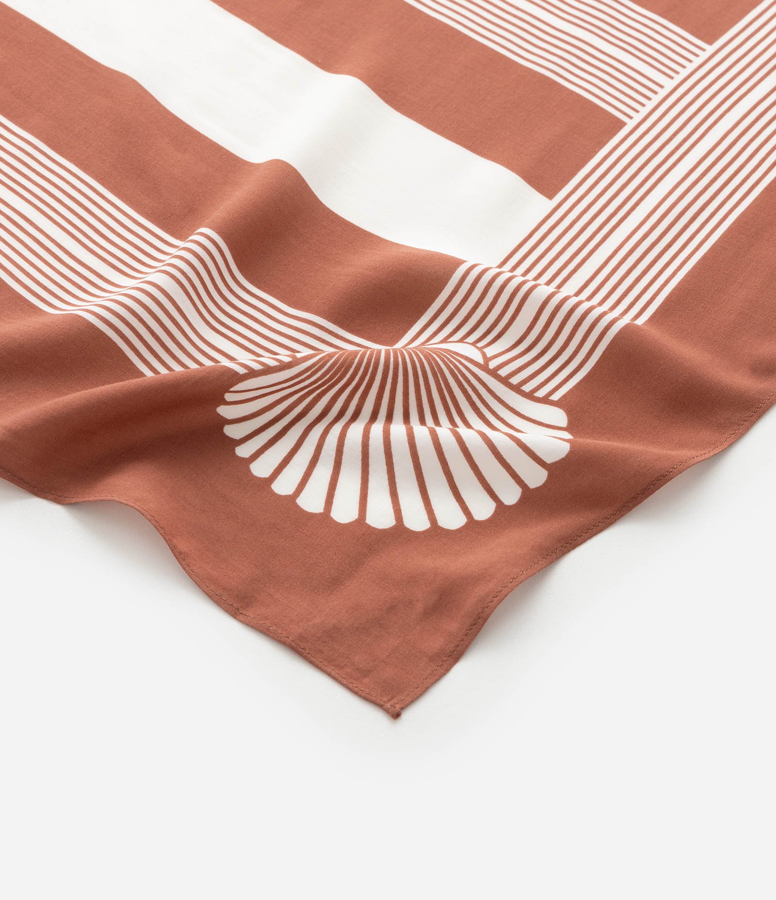 Canga Retangular em Viscose com Estampa Listrada Marrom 3