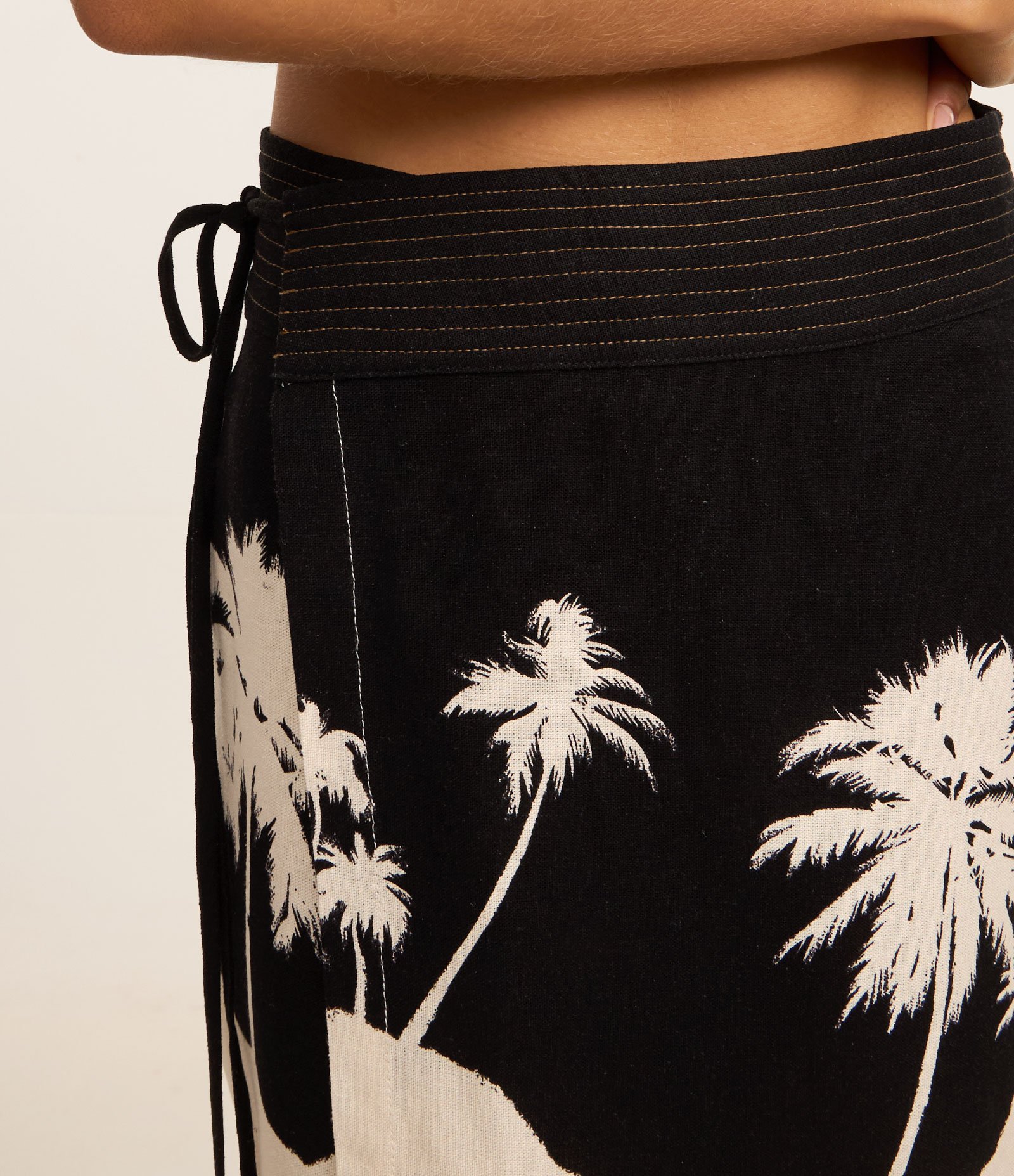 Saída de Praia Saia Transpassada em Viscolinho com Estampa de Coqueiros Preto 3