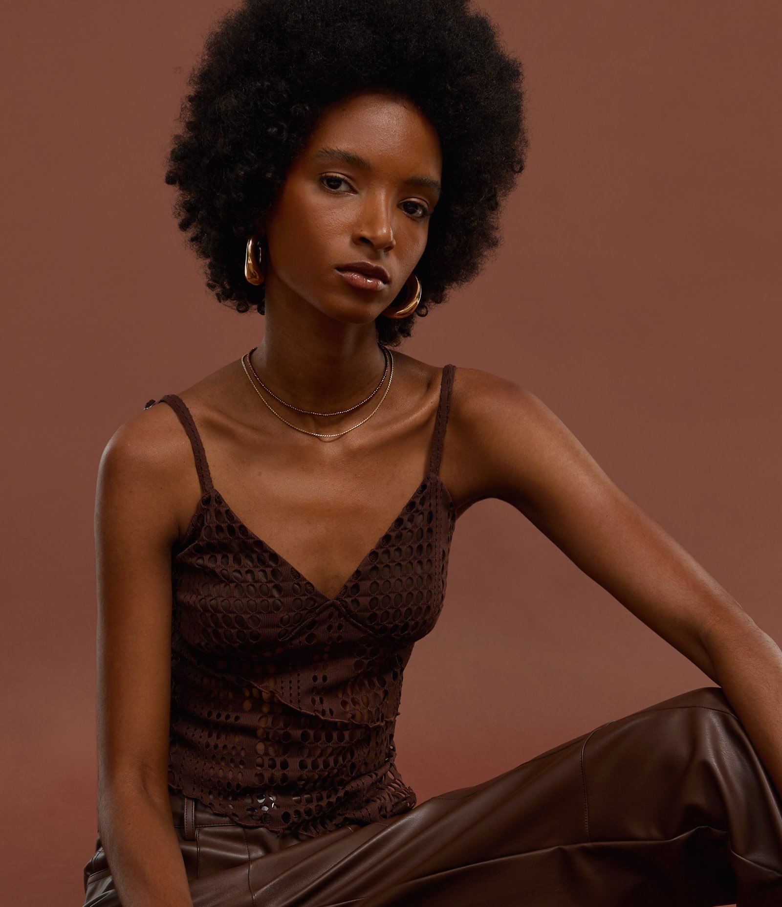 Blusa Texturizada com Alças Finas e Detalhes Vazados Marrom 4