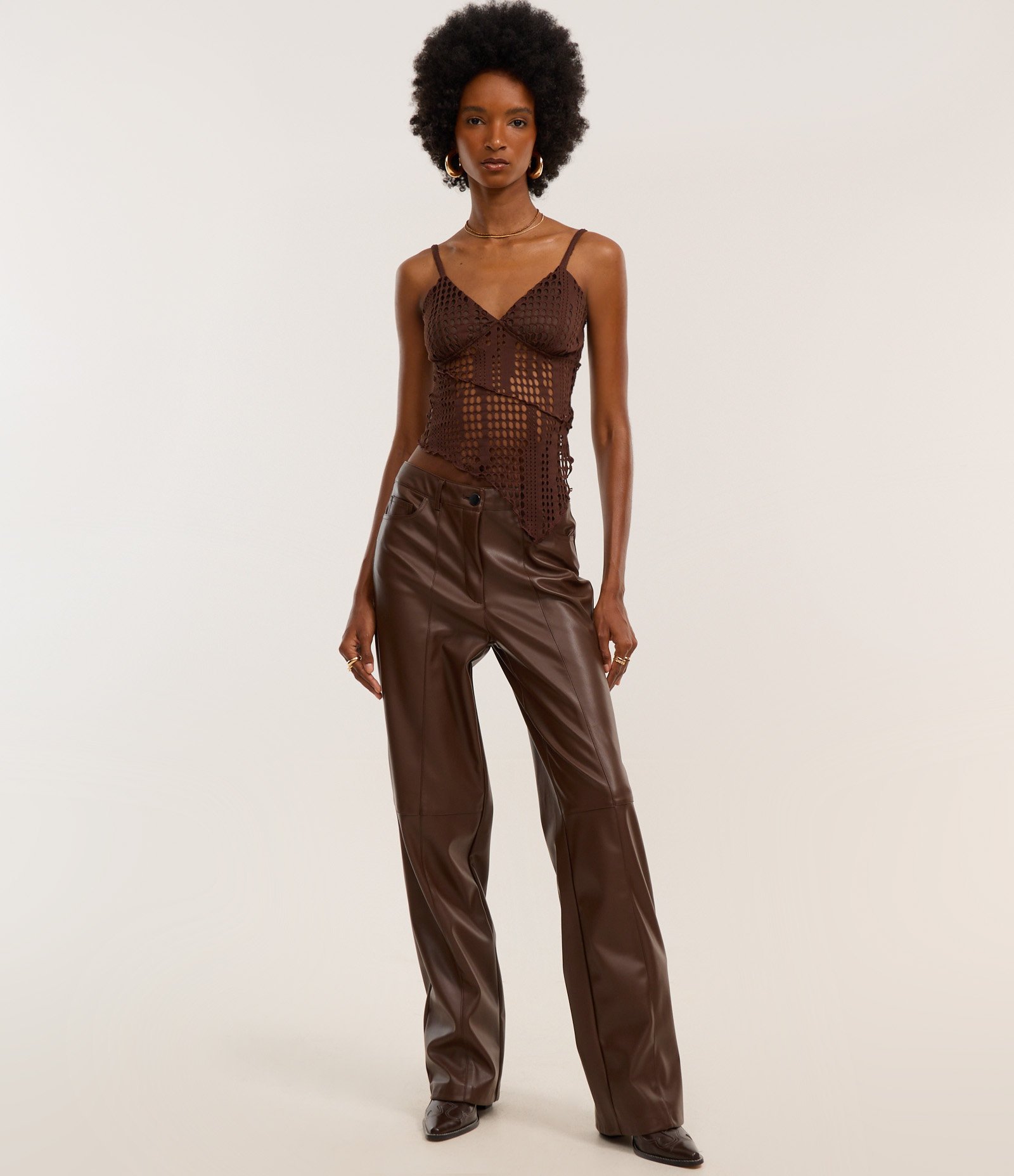 Blusa Texturizada com Alças Finas e Detalhes Vazados Marrom 2