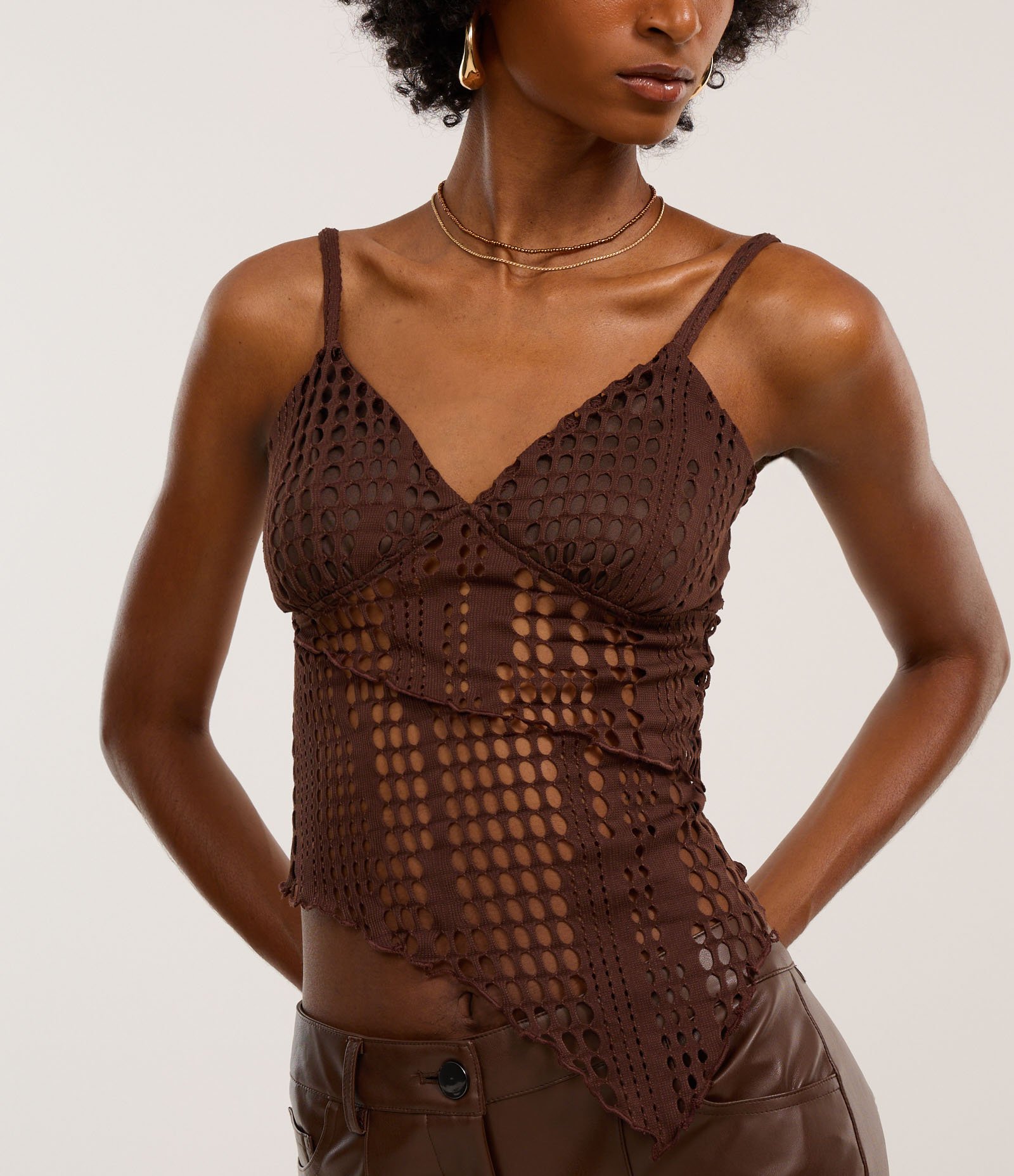 Blusa Texturizada com Alças Finas e Detalhes Vazados Marrom 3