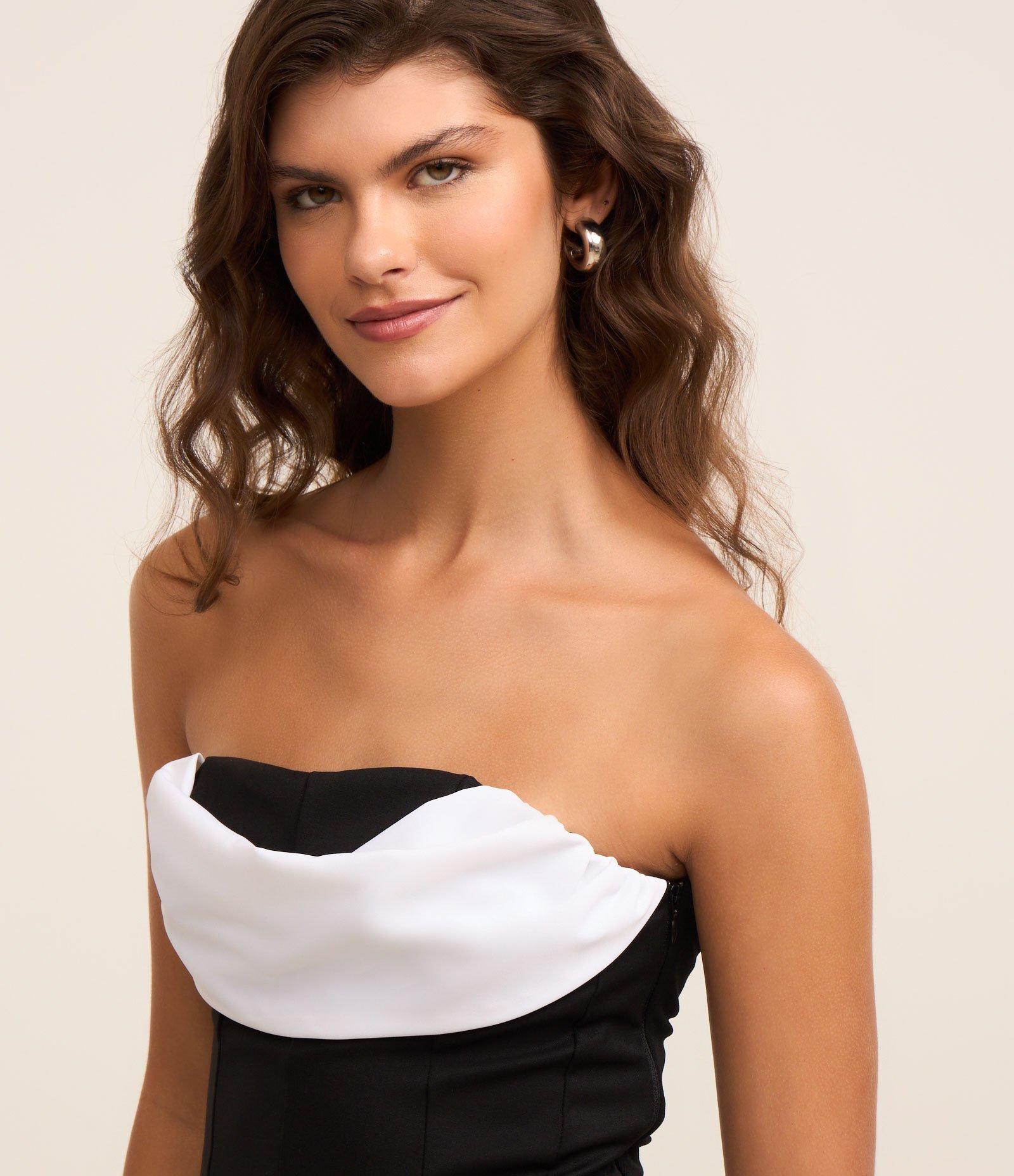 Blusa Tomara que Caia em Alfaiataria Busto Contrastante com Drapeado Preto 4