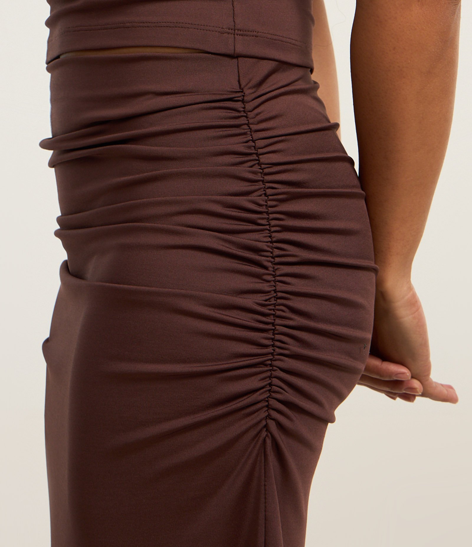 Saia New Midi com Franzidos e Fenda Marrom 3