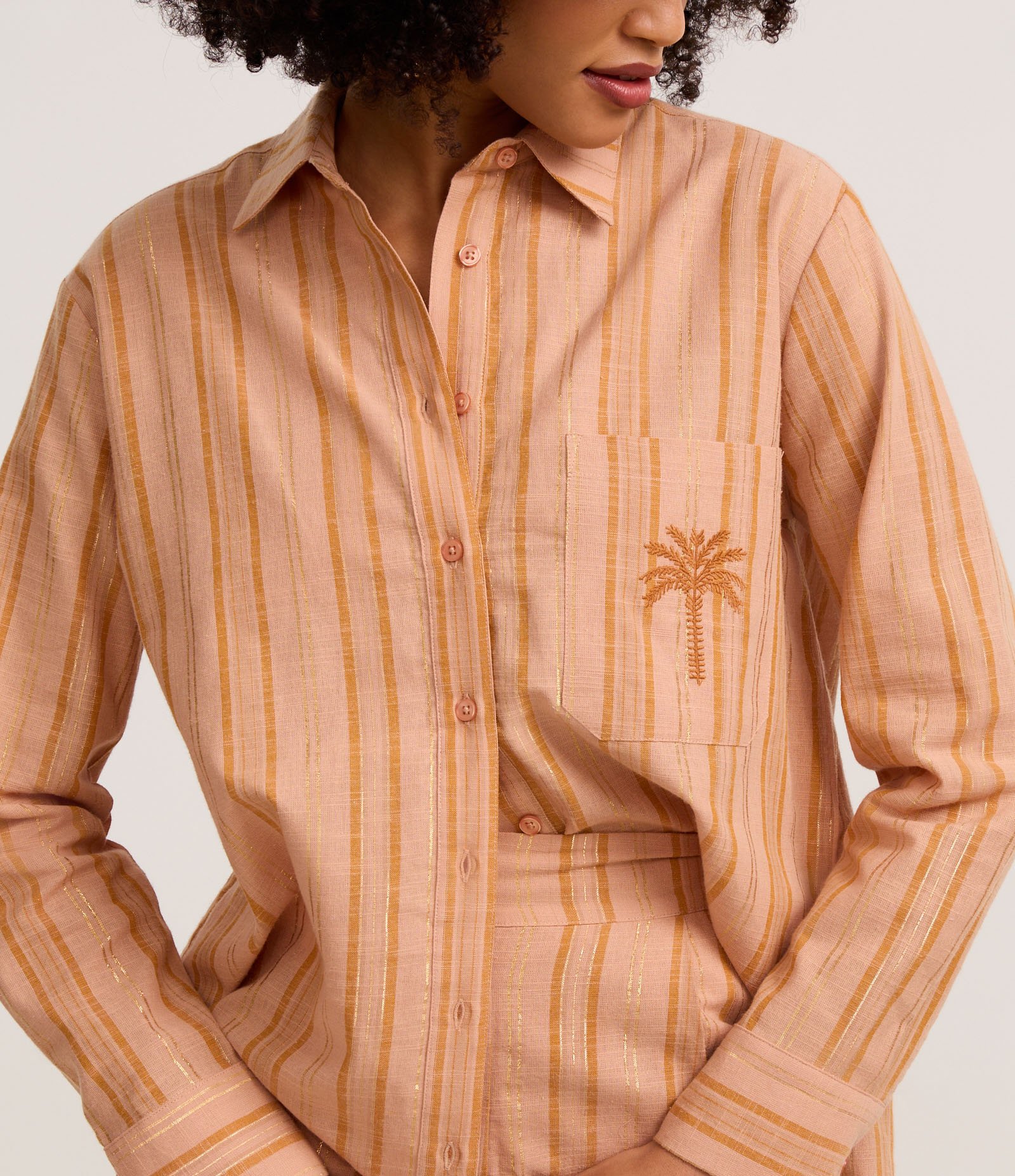 Camisa Listrada em Tricoline com Coqueiro Bordado no Bolso Laranja 4