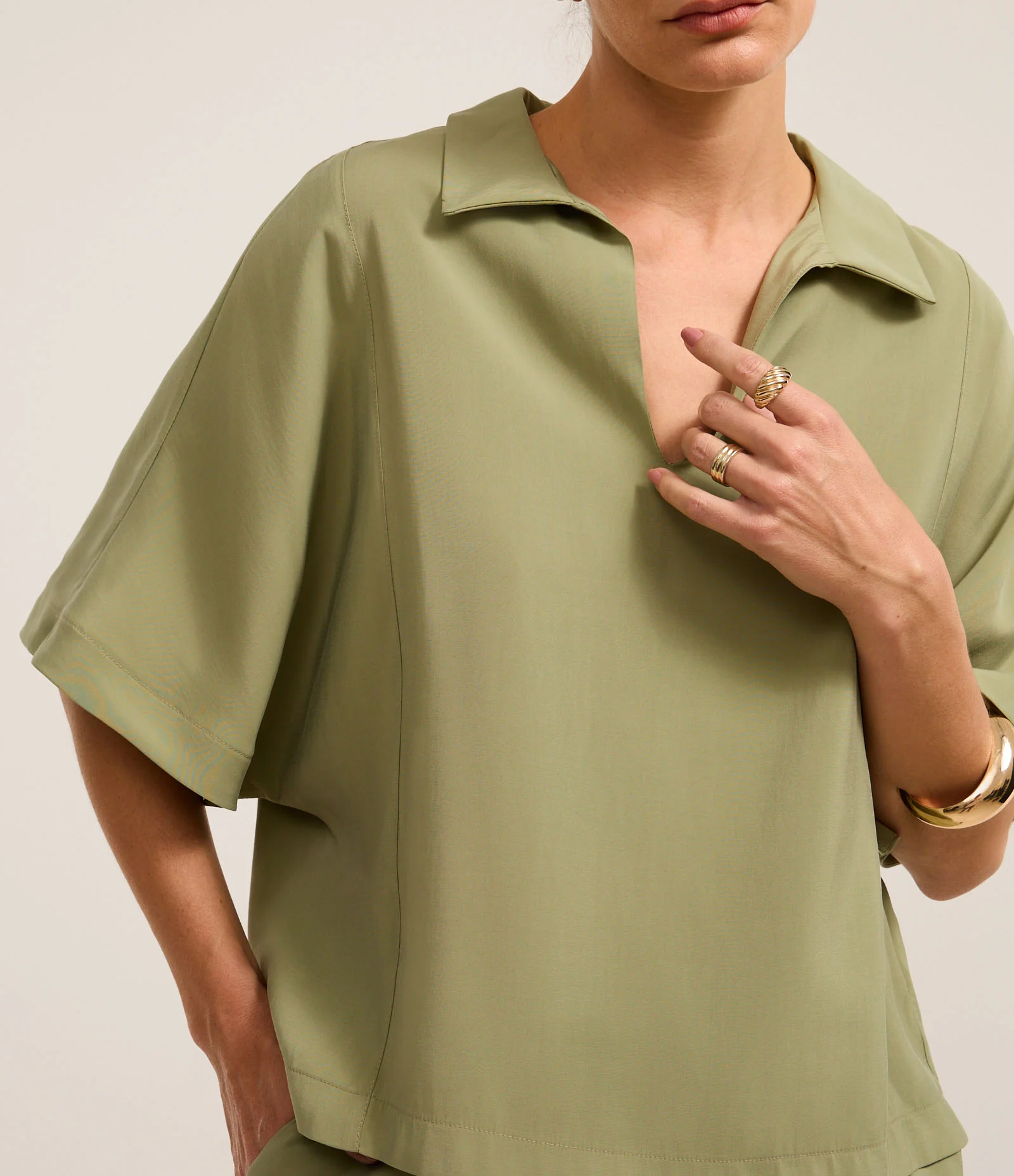 Blusa em Viscose com Recorte e Manga Ampla Verde Claro 1
