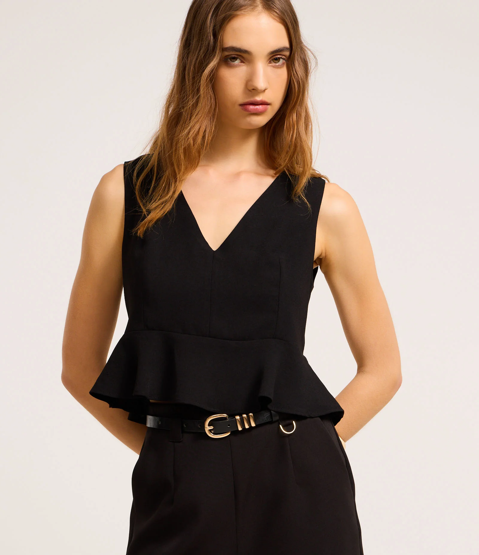 Blusa em Crepe com Gola V e Recorte de Babado Preto 1