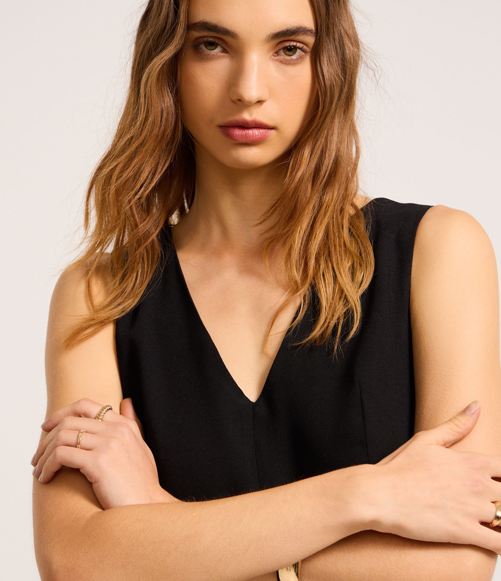 Blusa em Crepe com Gola V e Recorte de Babado Preto 3