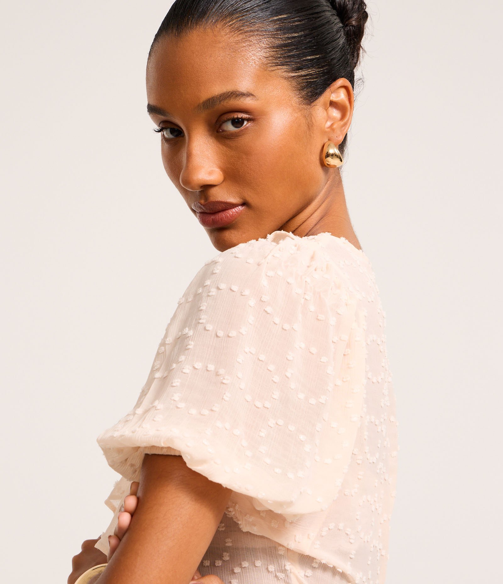 Blusa Alfaiatada com Efeito Plumeti e Babados Rosa 4