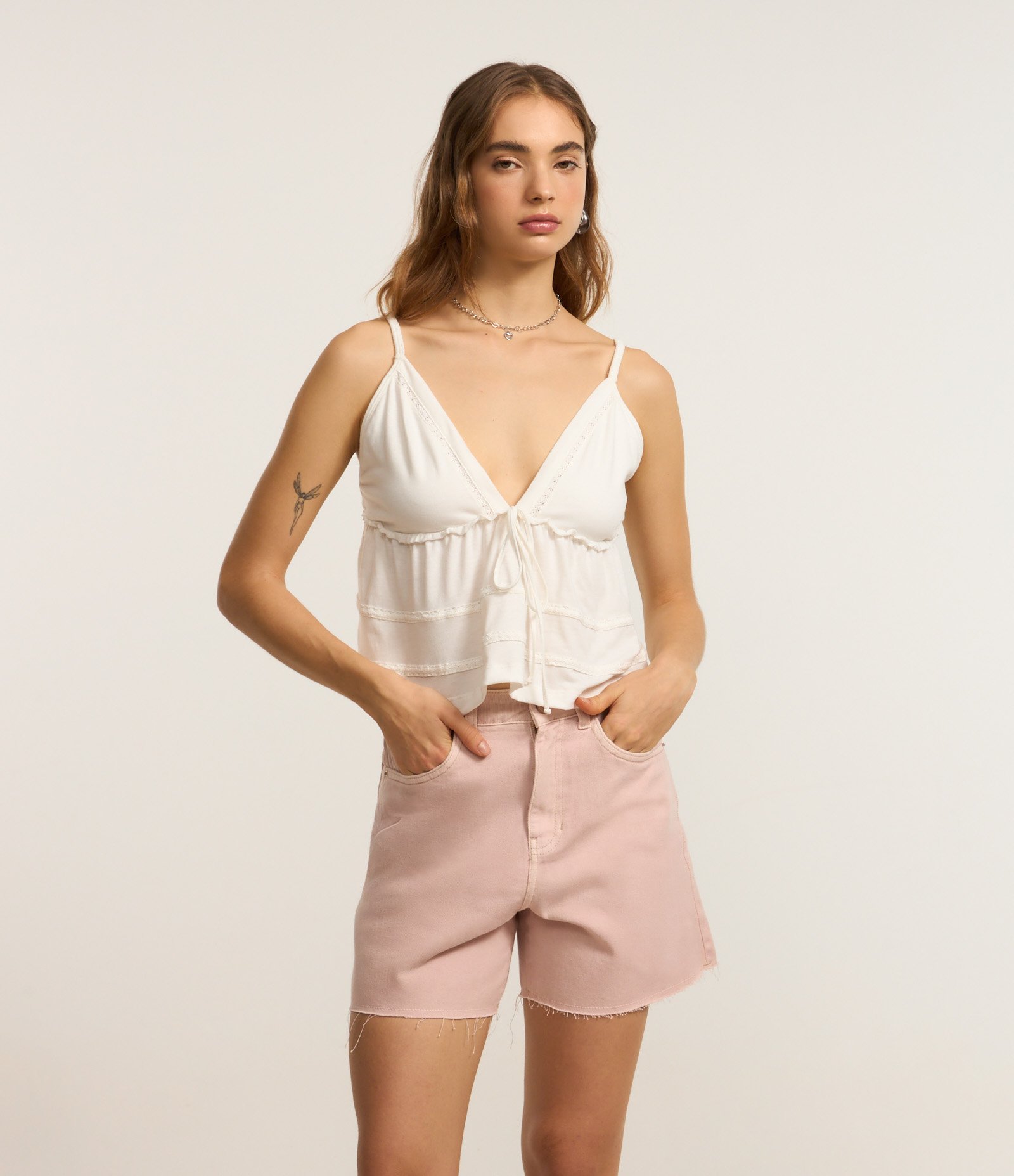 Bermuda Mom em Jeans com Barra a Fio Rosa 2