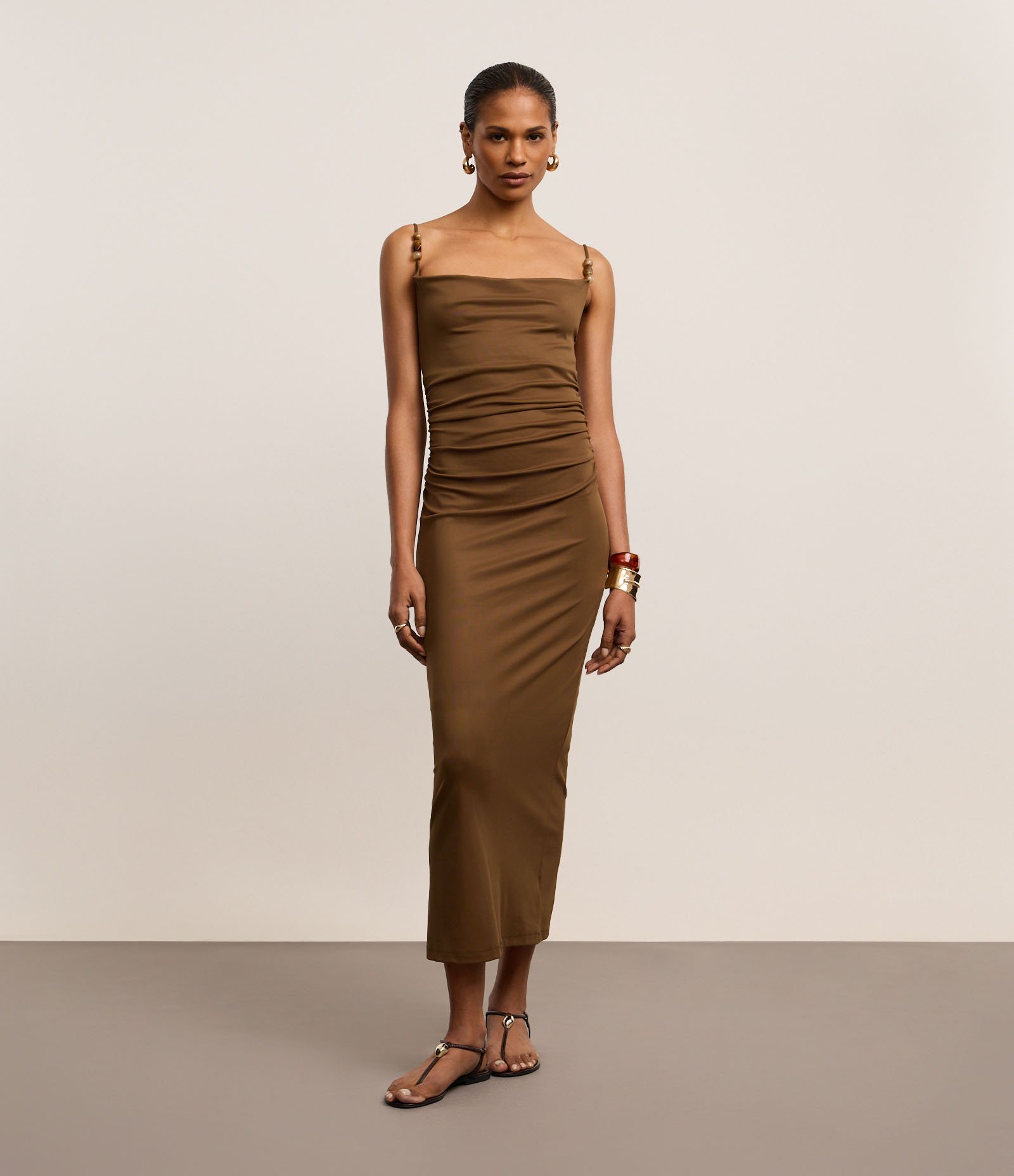 Vestido Reto Midi com Miçangas na Alça e Franzidos Marrom 2