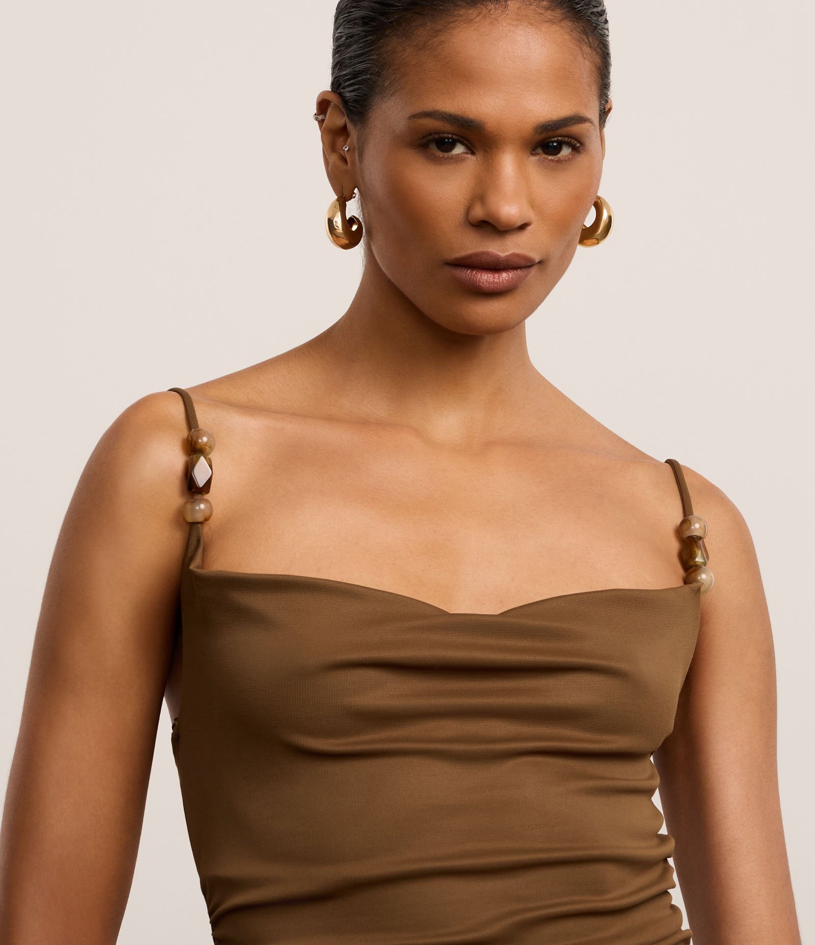 Vestido Reto Midi com Miçangas na Alça e Franzidos Marrom 3