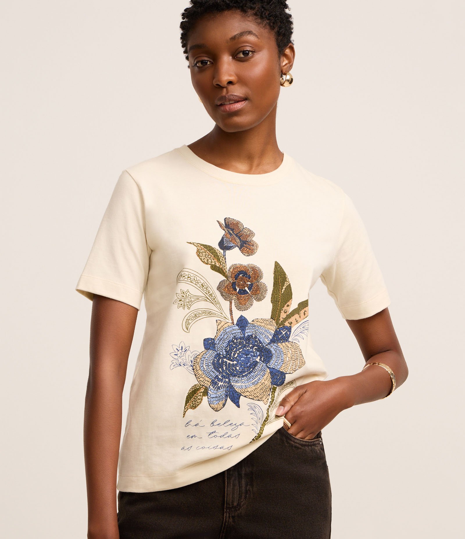 Blusa Slim em Algodão com Estampa Beleza em Todas As Coisas Bege 1