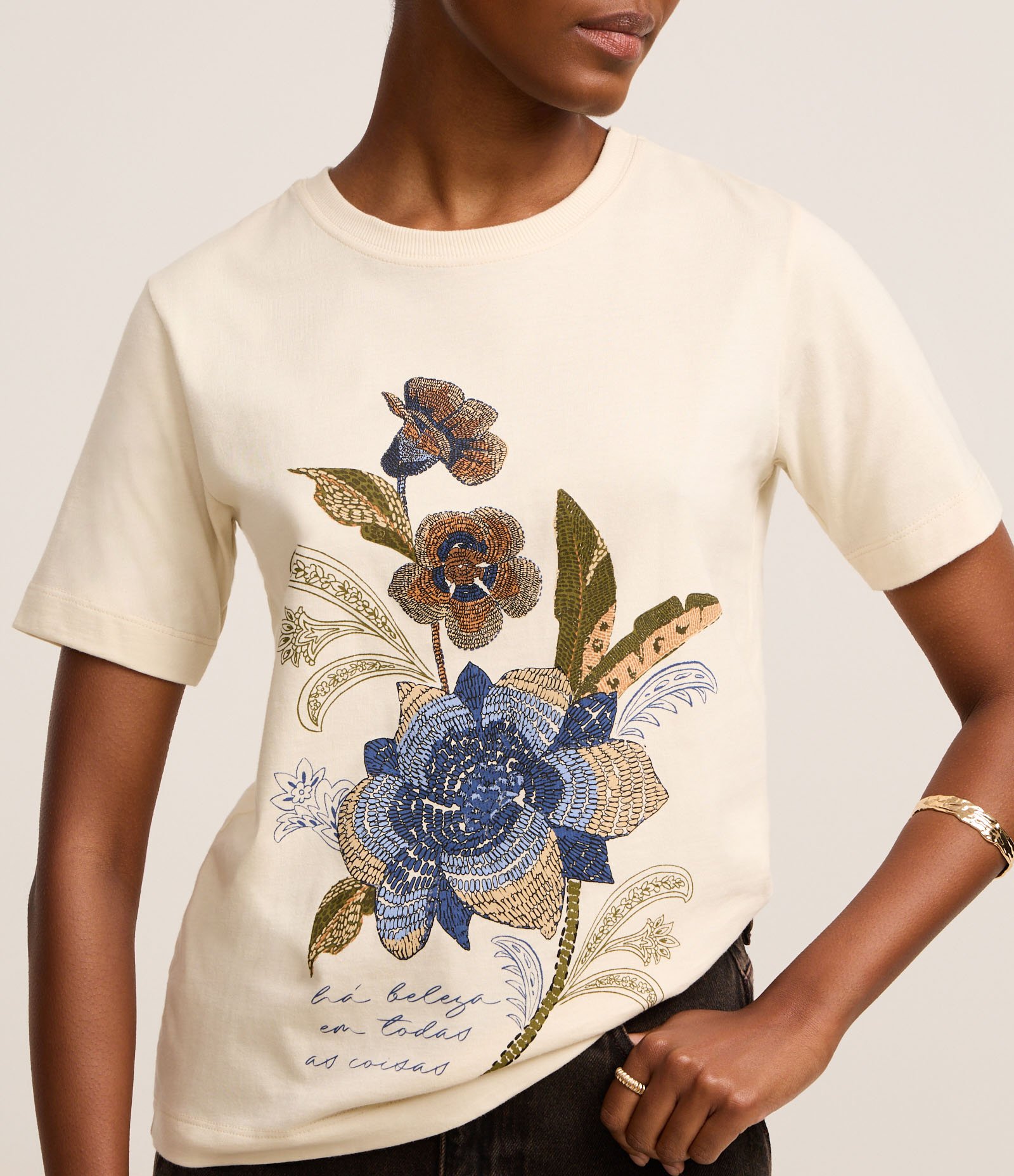 Blusa Slim em Algodão com Estampa Beleza em Todas As Coisas Bege 4