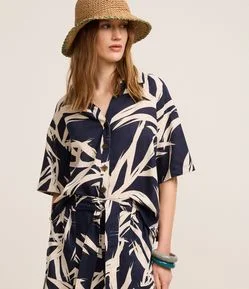 Camisa em Viscolinho com Estampa Folhagem