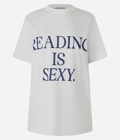 Camiseta Regular em Algodão com Lettering Reading is Sexy