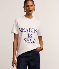 Camiseta T-Shirt em Algodão com Lettering Reading is Sexy
