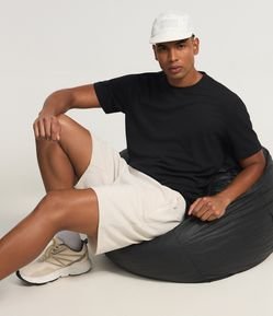 Bermuda Esportiva Texturizada com Cós Elástico e Zíper no Bolso