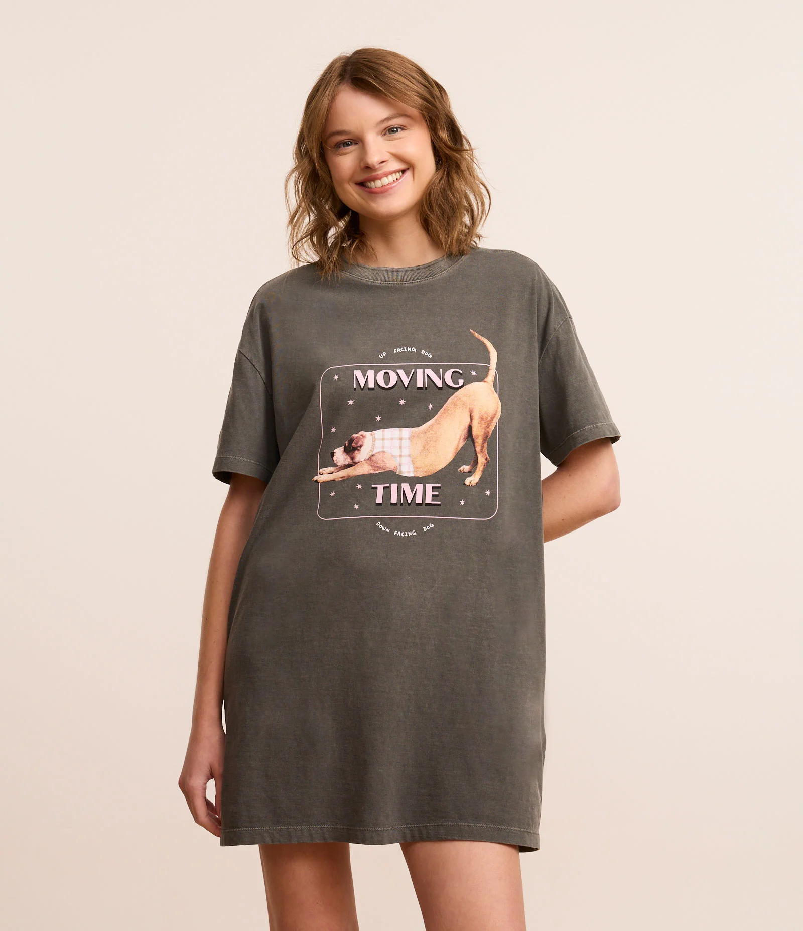 Camisola T-shirt em Algodão Estonado com Estampa Cachorro Yoga Cinza 1