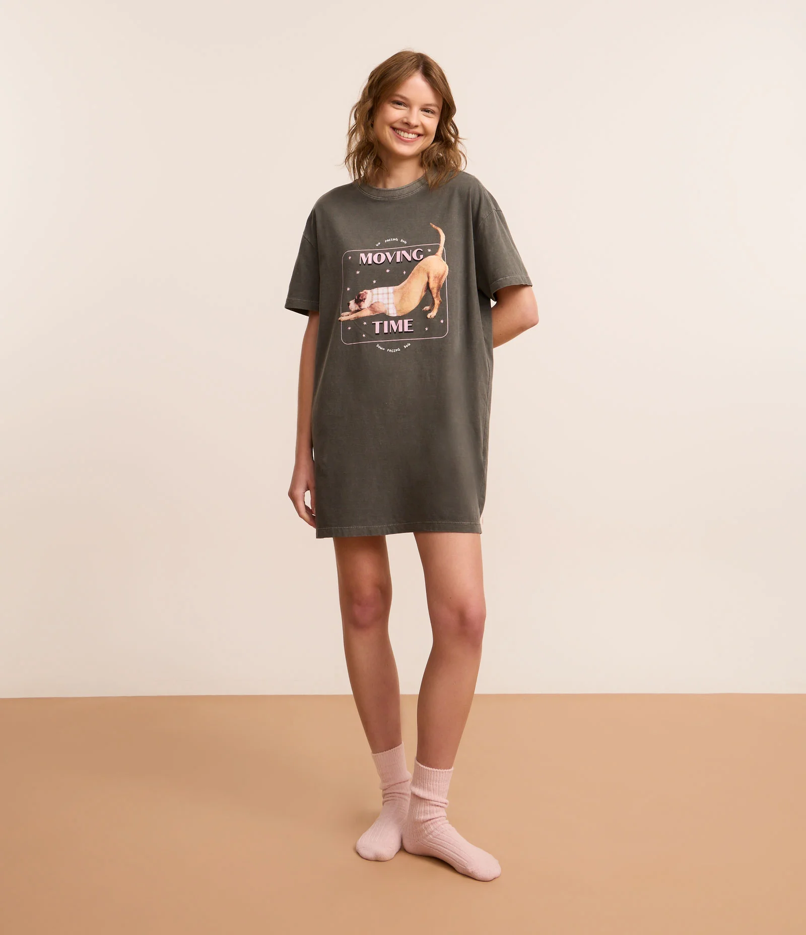 Camisola T-shirt em Algodão Estonado com Estampa Cachorro Yoga Cinza 2