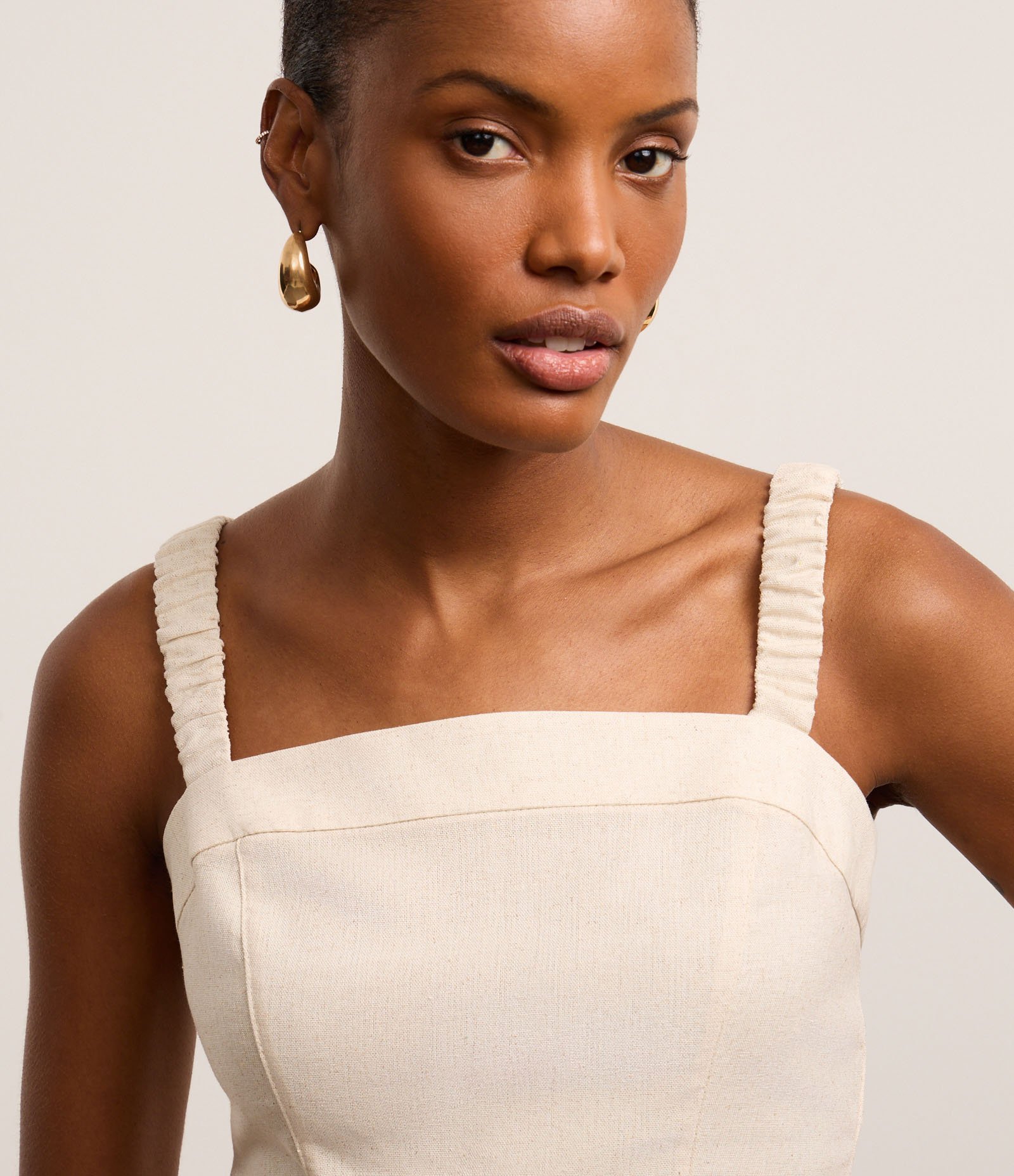 Blusa em Viscolinho Alfaiatada com Alça Franzida e Elástico nas Costas Bege 4