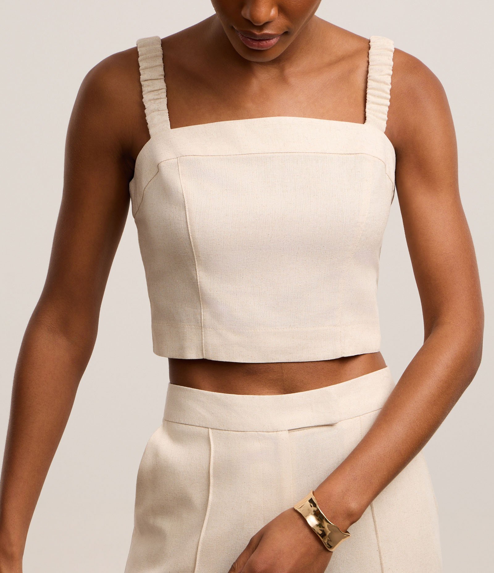 Blusa em Viscolinho Alfaiatada com Alça Franzida e Elástico nas Costas Bege 5