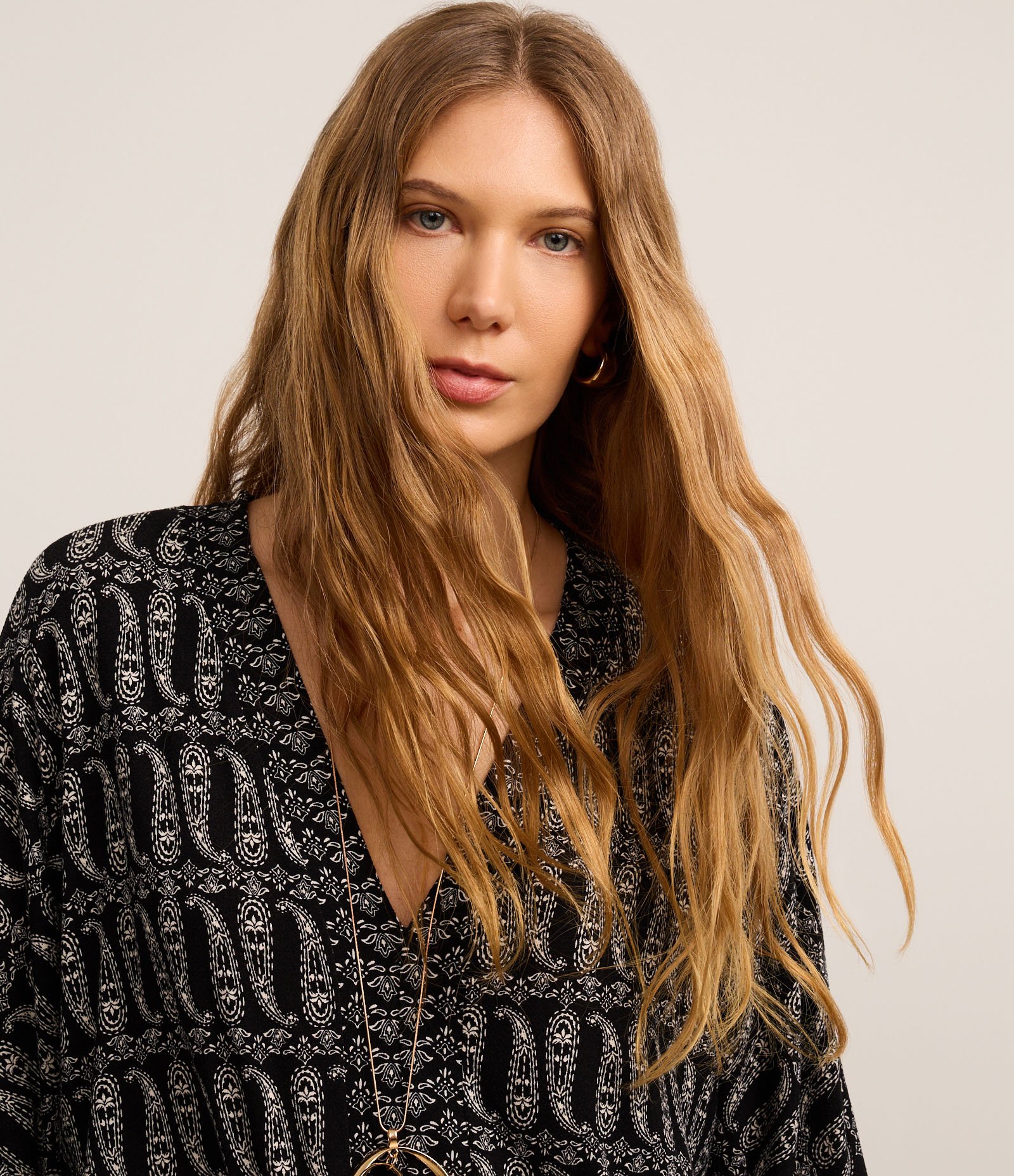 Body em Microfibra com Decote Profundo e Estampa Paisley Preto 4