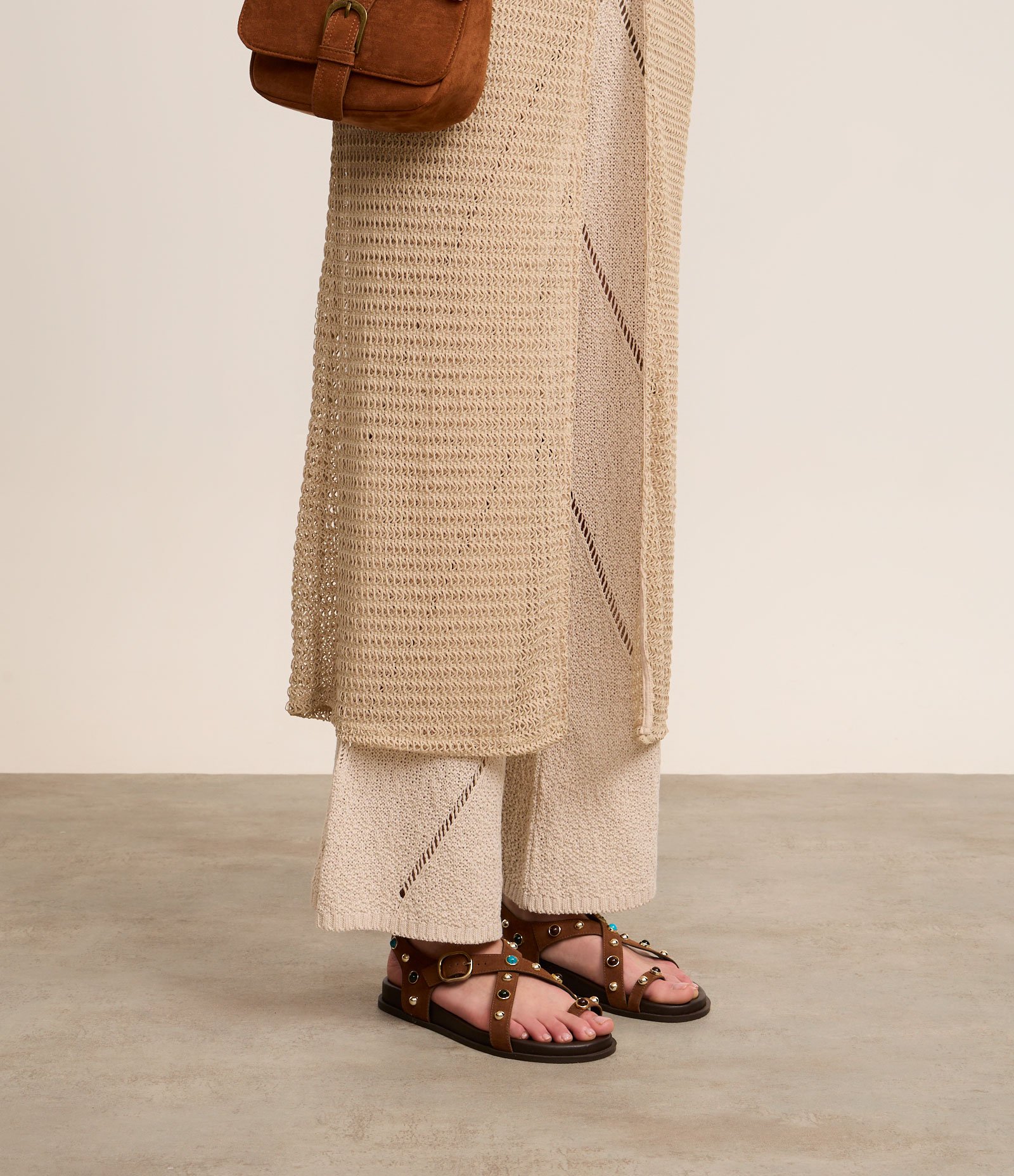 Sandálias Rasteira com Tiras Camurçadas e Aviamentos Coloridos Marrom 2