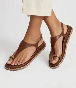Sandália Rasteira com Dedeira e Detalhe Bold