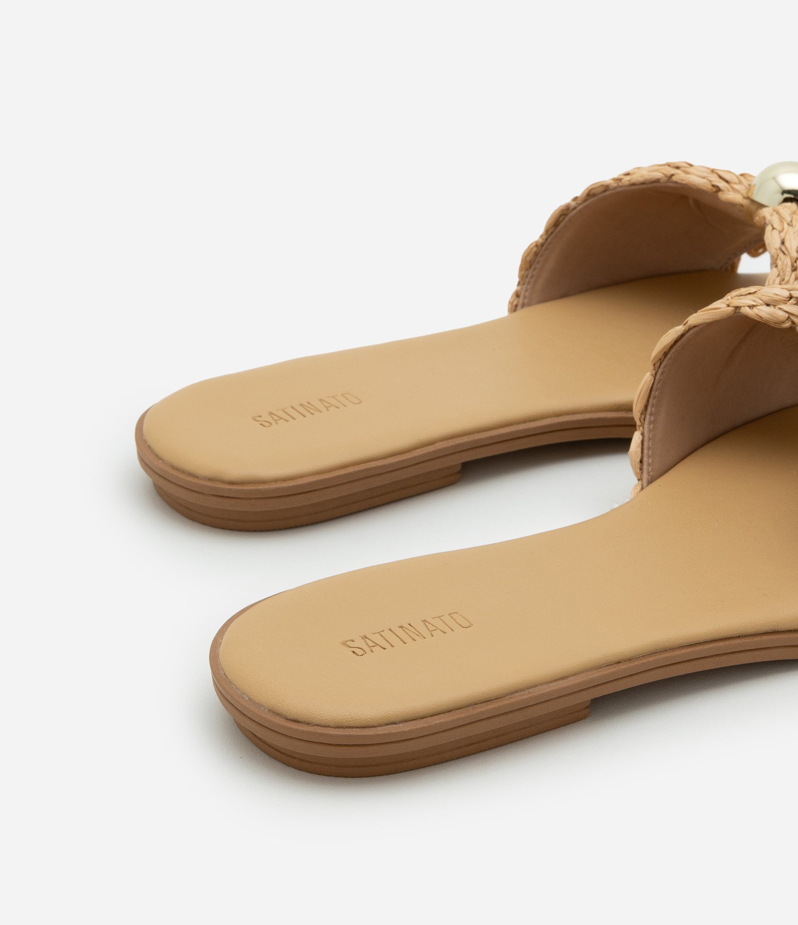 Sandália Rasteira com Efeito Ráfia e Detalhe de Esfera Marrom 3