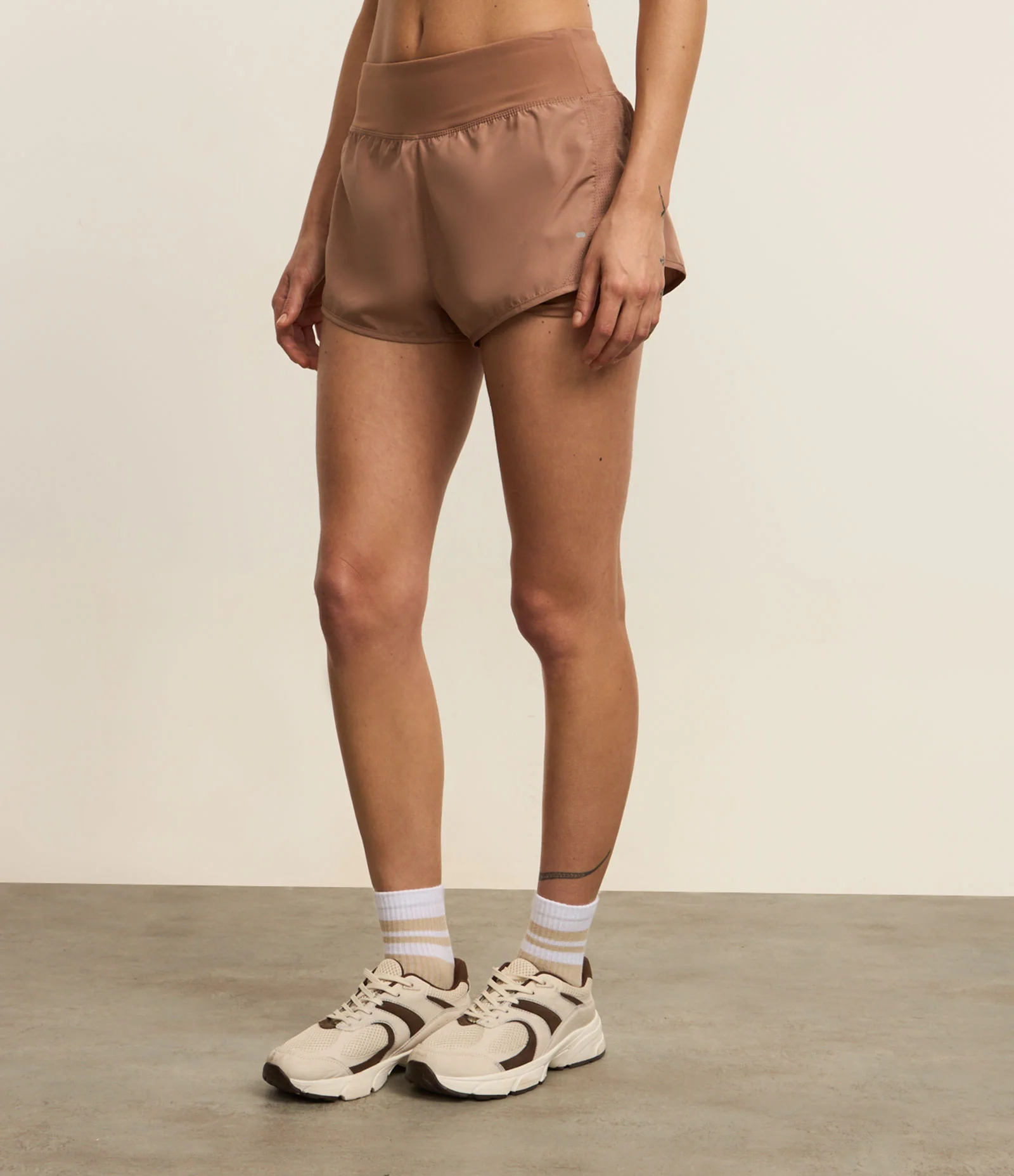 Bermuda Runner Esportiva em Microfibra com Bolso Funcional Marrom 2