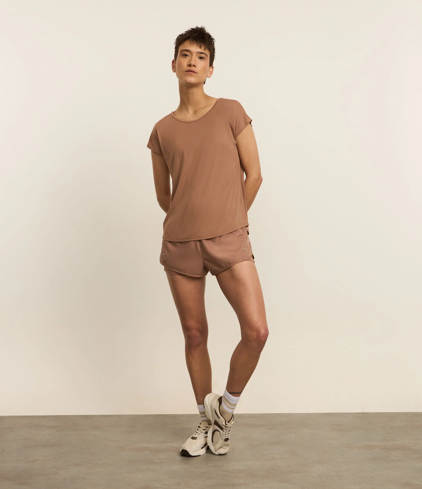 Camiseta Esportiva em Microfibra com Decote Redondo Bege 2