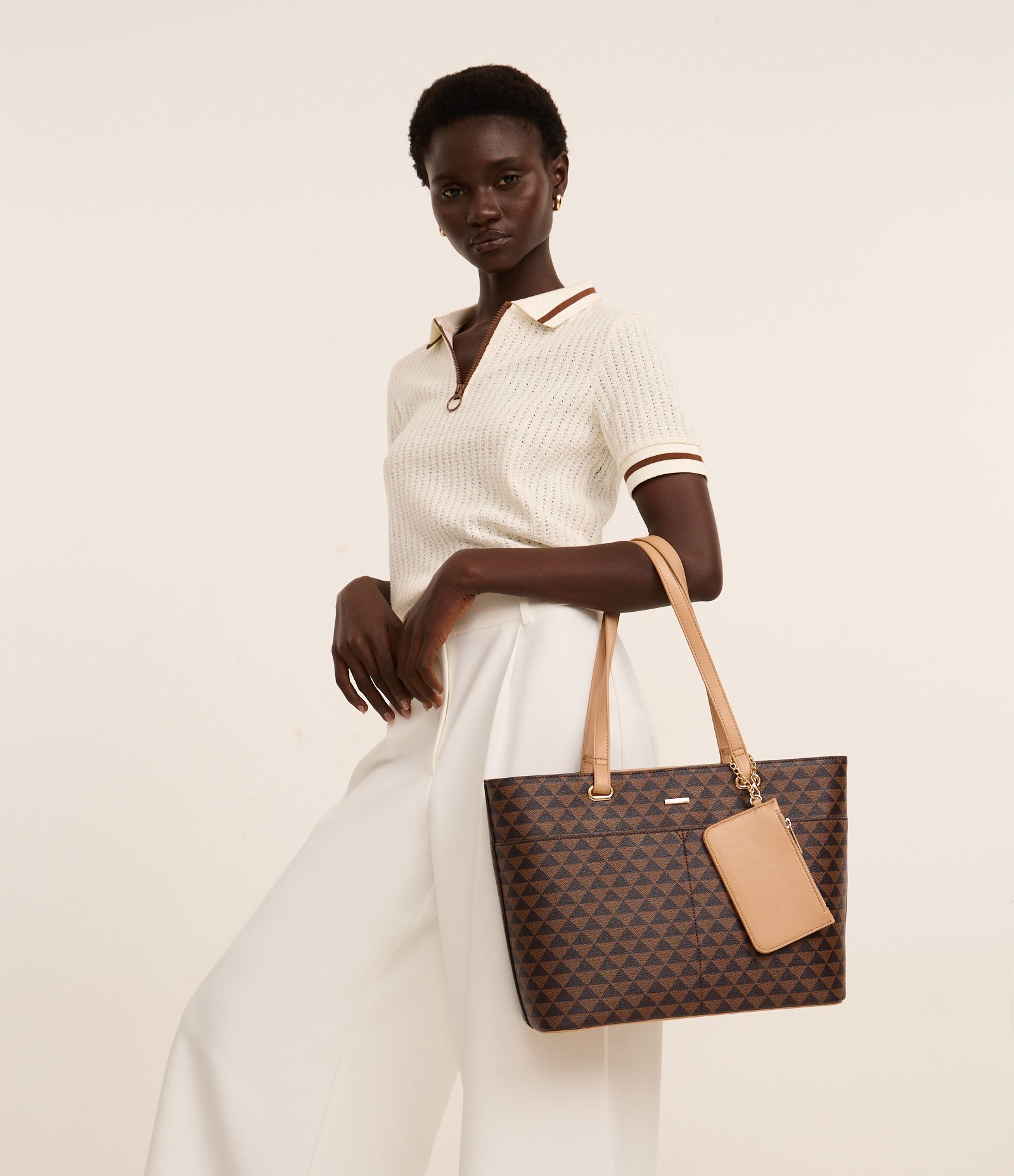 Bolsa Shopper Grande com Estampa Triangulo e Carteira Pequena Marrom 1