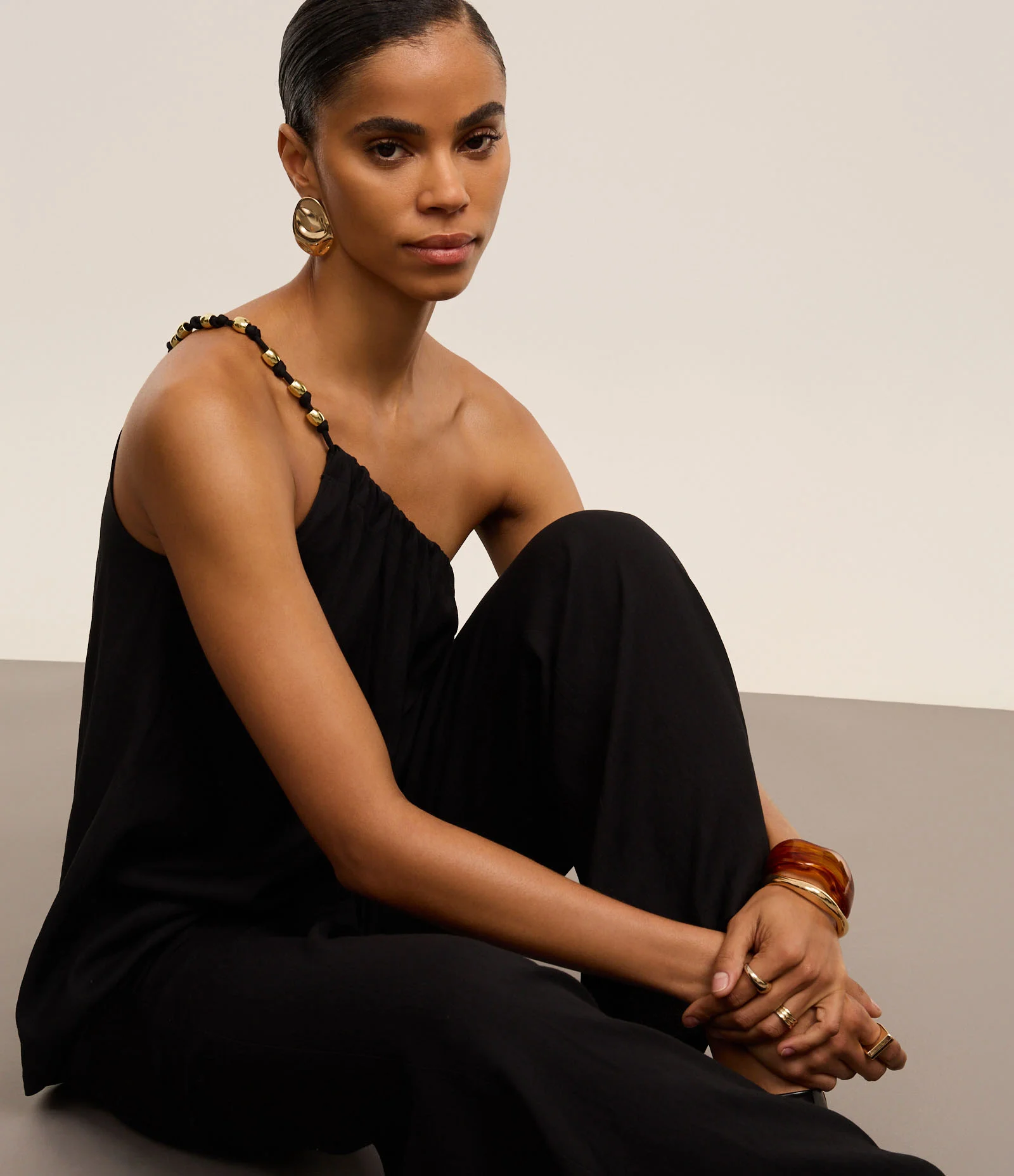 Blusa em Chalis Um Ombro Só com Bolinhas nas Alças Preto 1