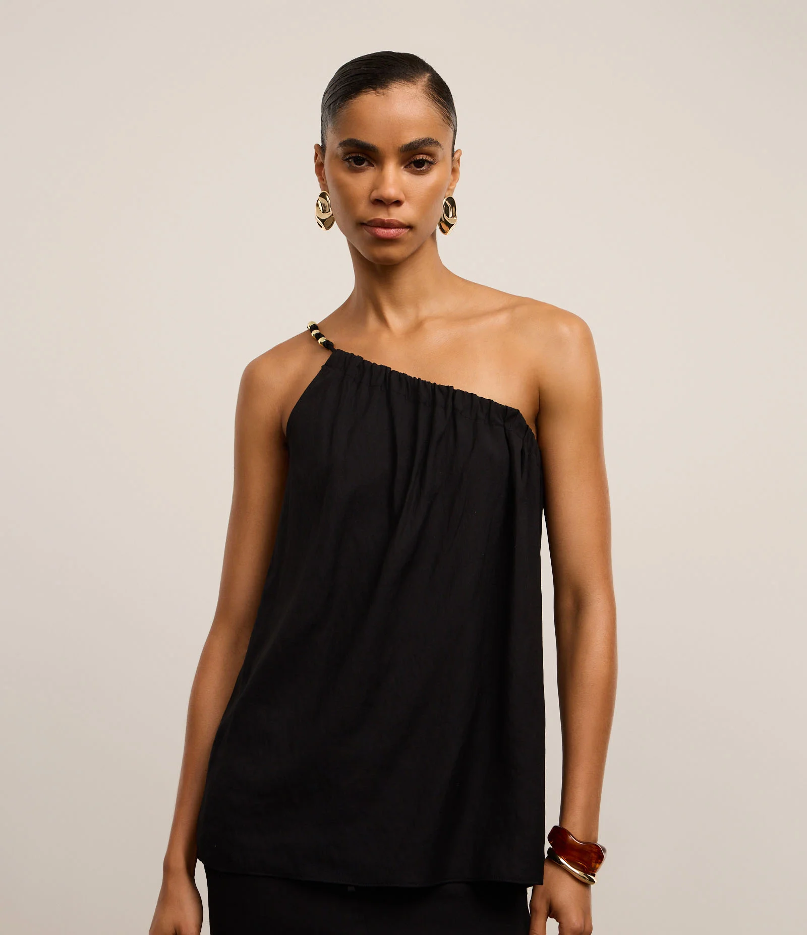 Blusa em Chalis Um Ombro Só com Bolinhas nas Alças Preto 2