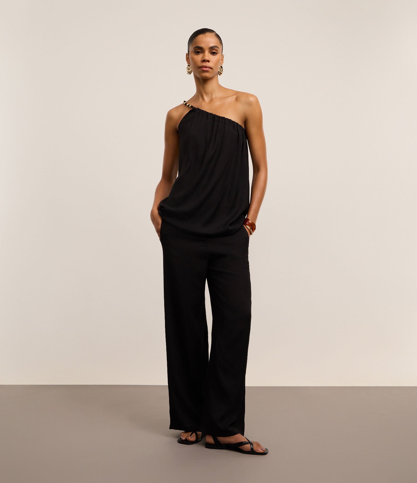 Blusa em Chalis Um Ombro Só com Bolinhas nas Alças Preto 3