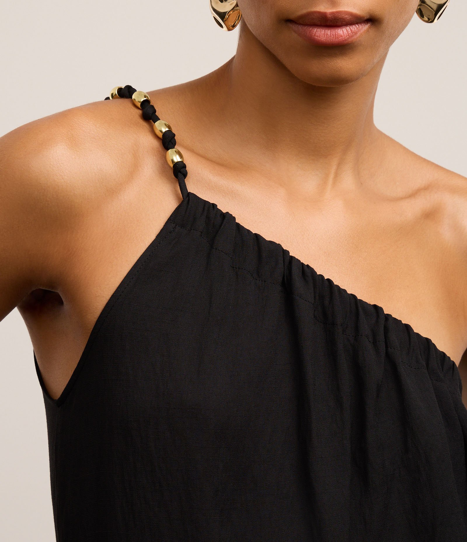 Blusa em Chalis Um Ombro Só com Bolinhas nas Alças Preto 4