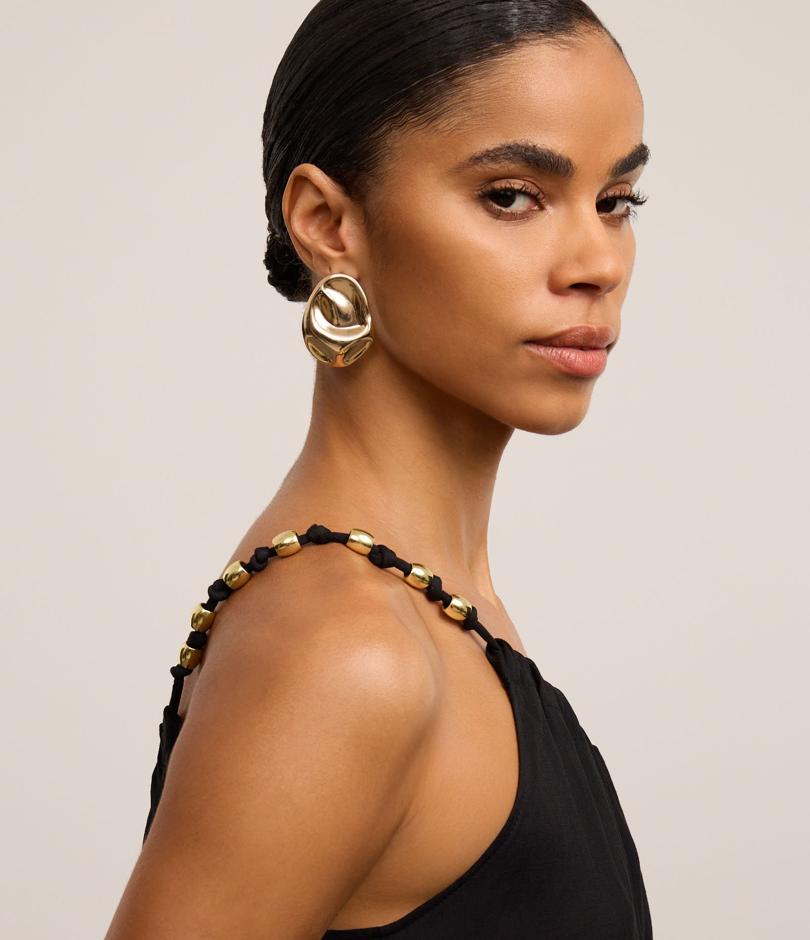 Blusa em Chalis Um Ombro Só com Bolinhas nas Alças Preto 5